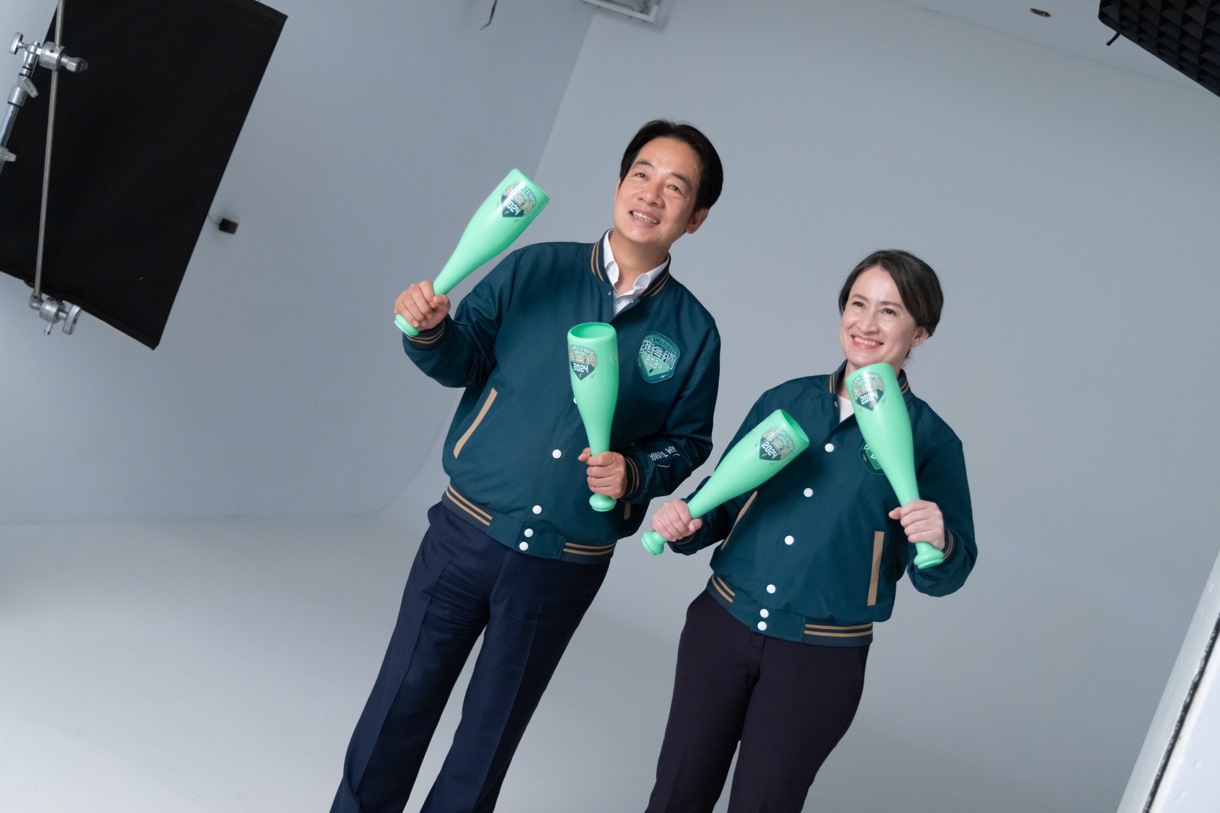 賴蕭配穿上競選外套拍定裝照。（競辦提供）