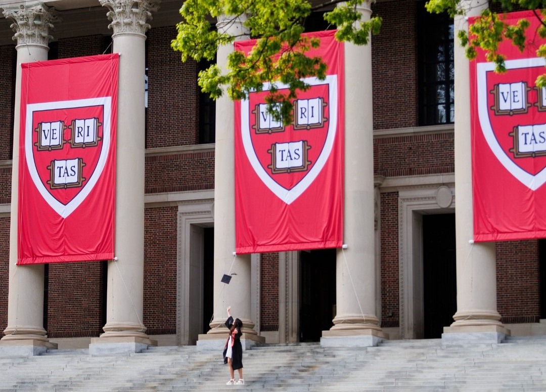 哈佛大學懷德納圖書館前高掛校徽旗幟，「VERITAS」為哈佛校訓，意為「真理」。（示意圖，翻攝Harvard University臉書）