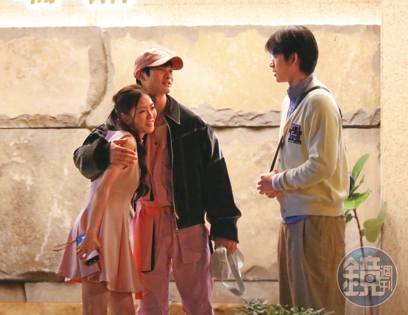 3/8 22：09 到了送客時間，夏浦洋（中）緊緊摟著楊千霈（左），兩人和王品澔（右）在門口寒暄