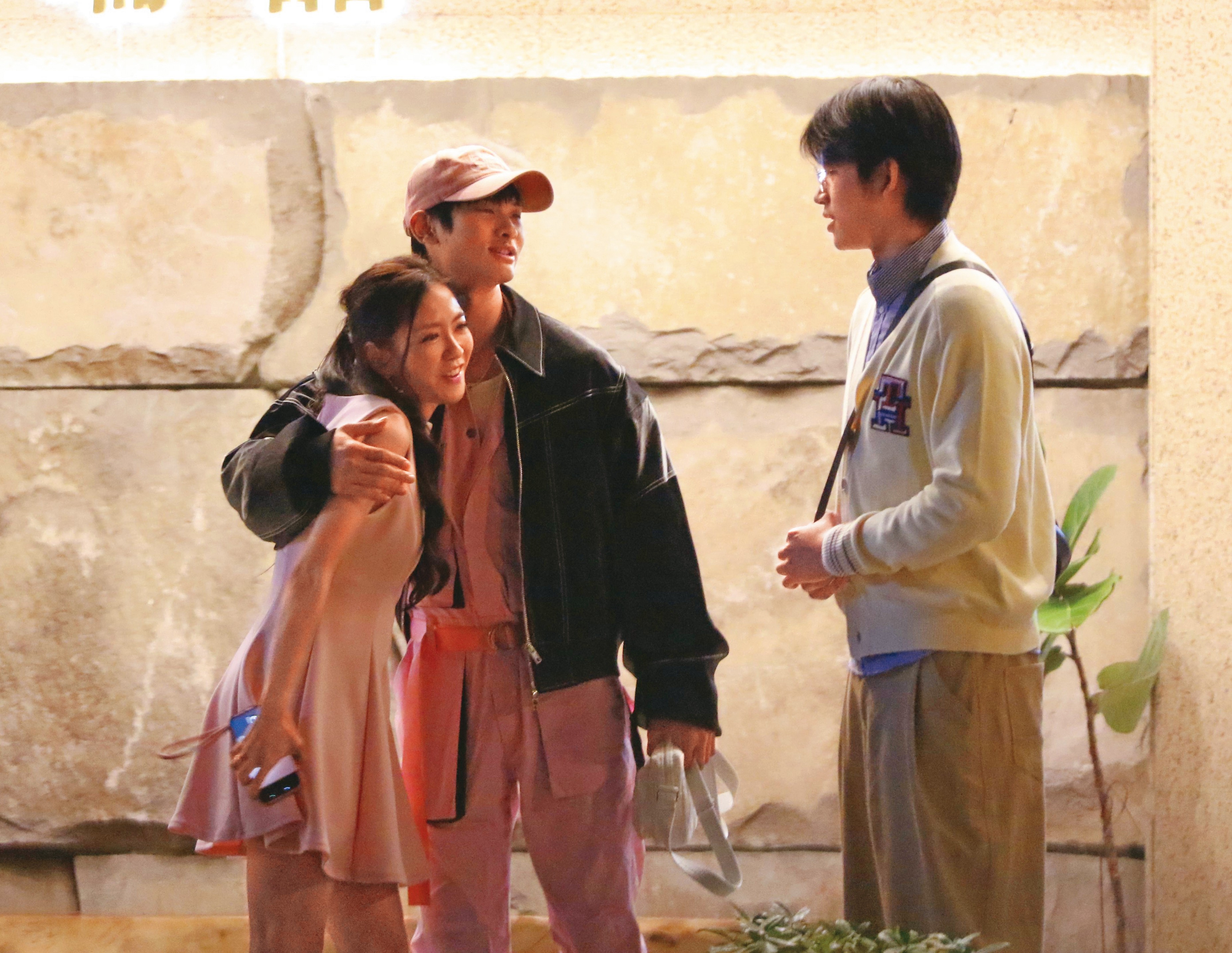 3/8 22:09 到了送客時間,夏浦洋(中)緊緊摟著楊千霈(左),兩人和王品澔(右)在門口寒暄。