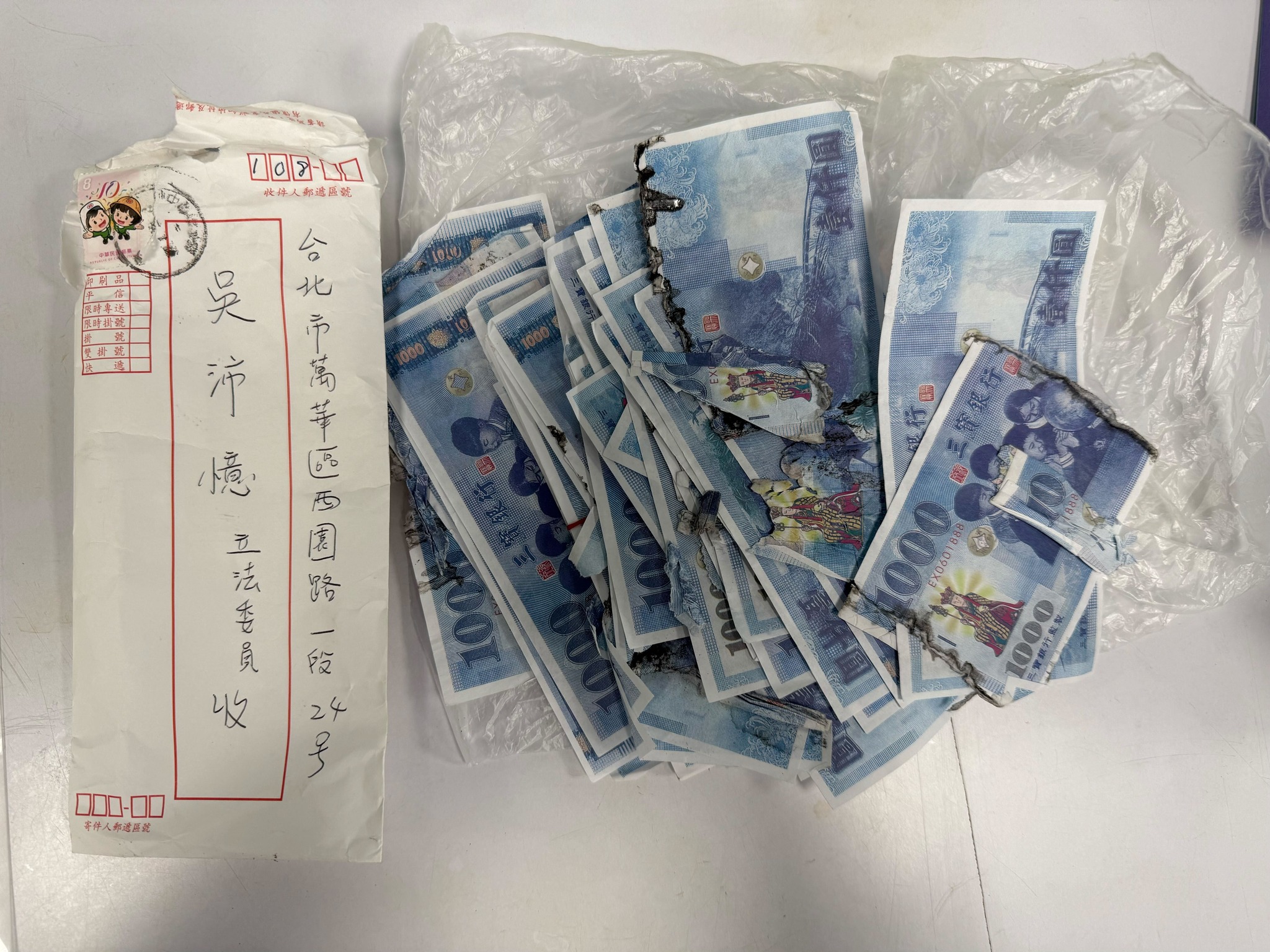 立委吳沛憶服務處收到一疊「焚燒過」的冥紙，她已經報警處理。（翻攝自吳沛憶臉書）