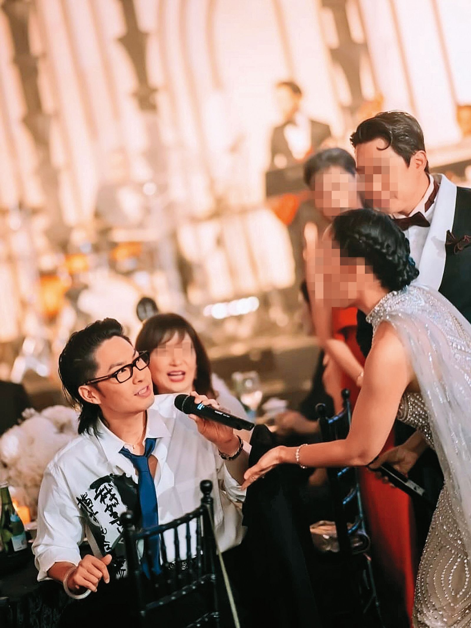 吳建豪(左一)出席腓力曼都法女兒的婚禮,媽媽(左二)在旁陪同出席。(翻攝自edrictjandra IG)