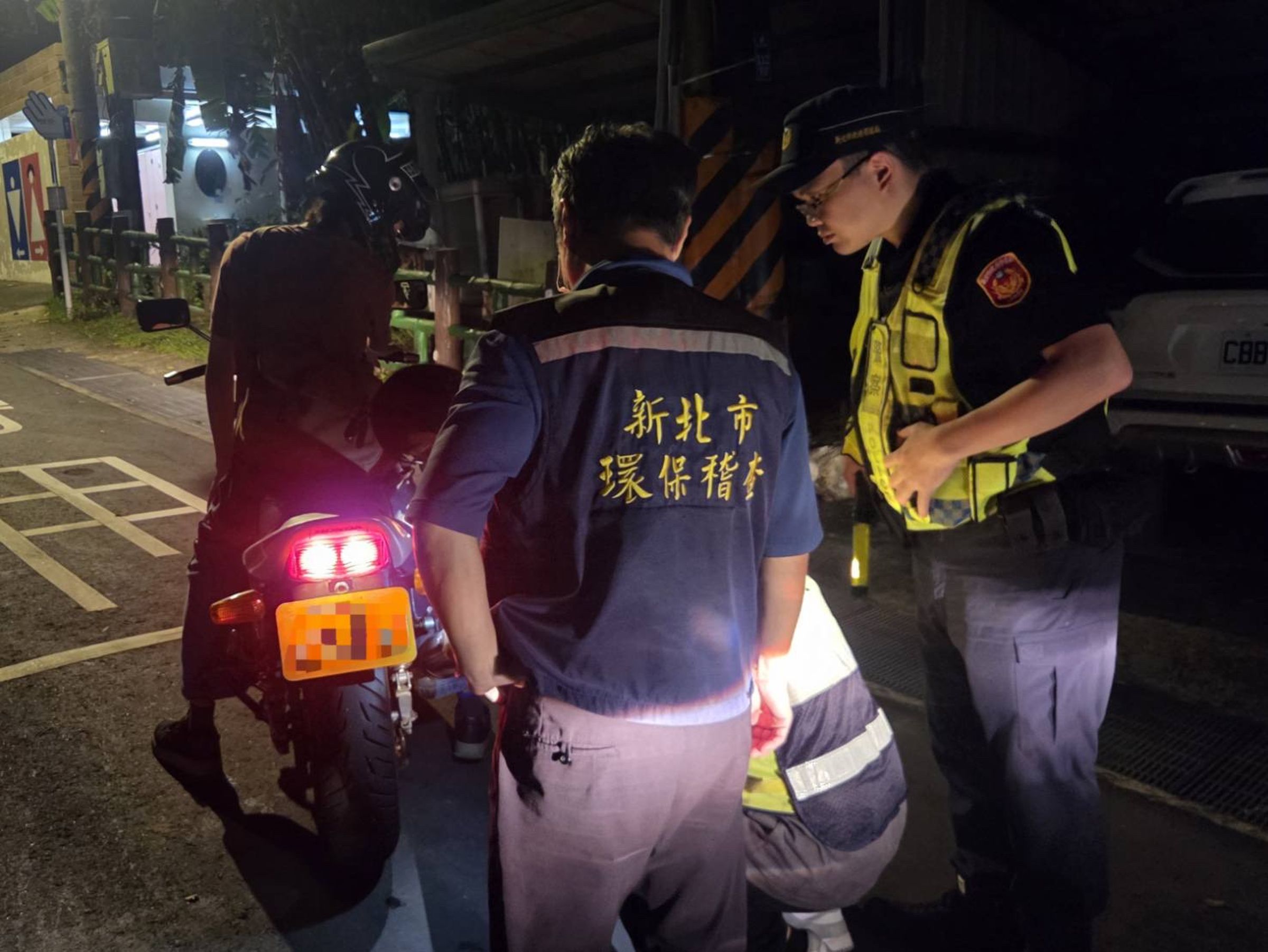 新店分局近期針對石碇區等改裝車與噪音熱點，聯手新北市環保局啟動強力掃蕩行動。