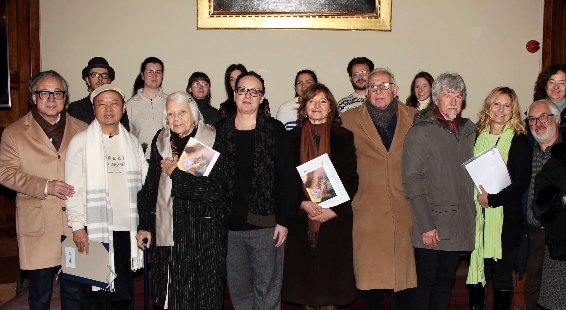 旅歐台灣藝術家白魚（左二）於第三屆白魚藝術基金獎頒獎典禮與米蘭蒙札皇宮策展人吳兆祥（左一）、資深藝術家 Grazia Varisco（左三）、布雷拉美術學院副院長Maria Cristina Galli（左四）、布雷拉美術學院副院長Anna Mariani（左五）及獲獎學生合影。（讀者提供）