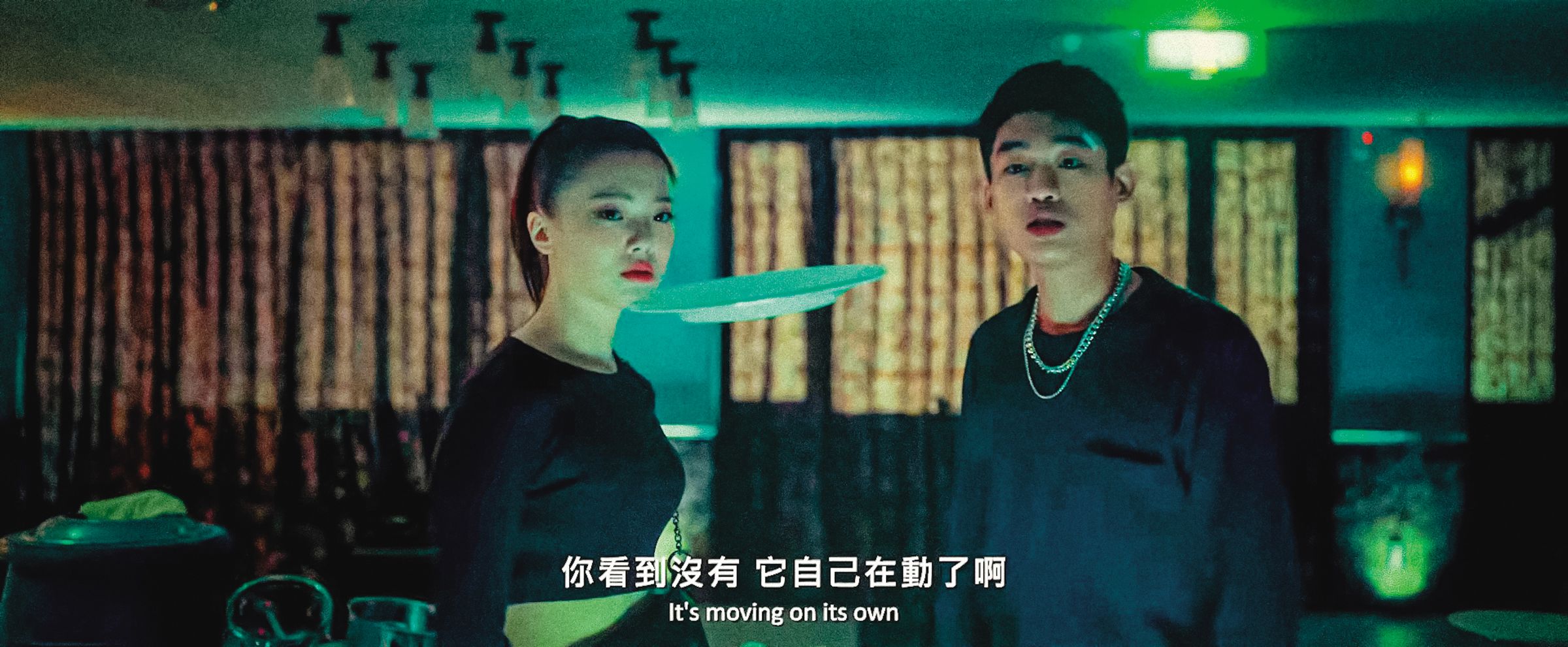 《鬼才之道》林宴慈(左)也有演出,與謝章穎(右)一起飾演被陳柏霖鬼團隊嚇壞的情侶。(翻攝自《鬼才之道》臉書)