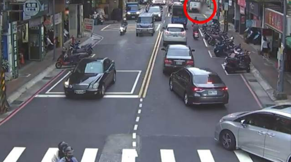 李姓人夫載妻女返家，不慎將妻女摔出車外被依法送辦。 （翻攝畫面）