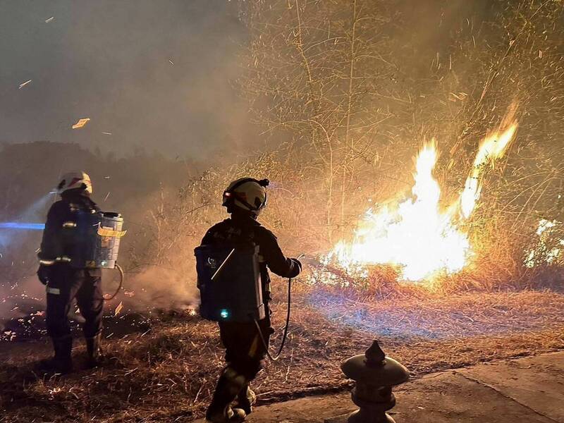 昨天傍晚4點多八卦山公墓再度發生火警，大火延燒到晚上8點才撲滅。（消防局提供）