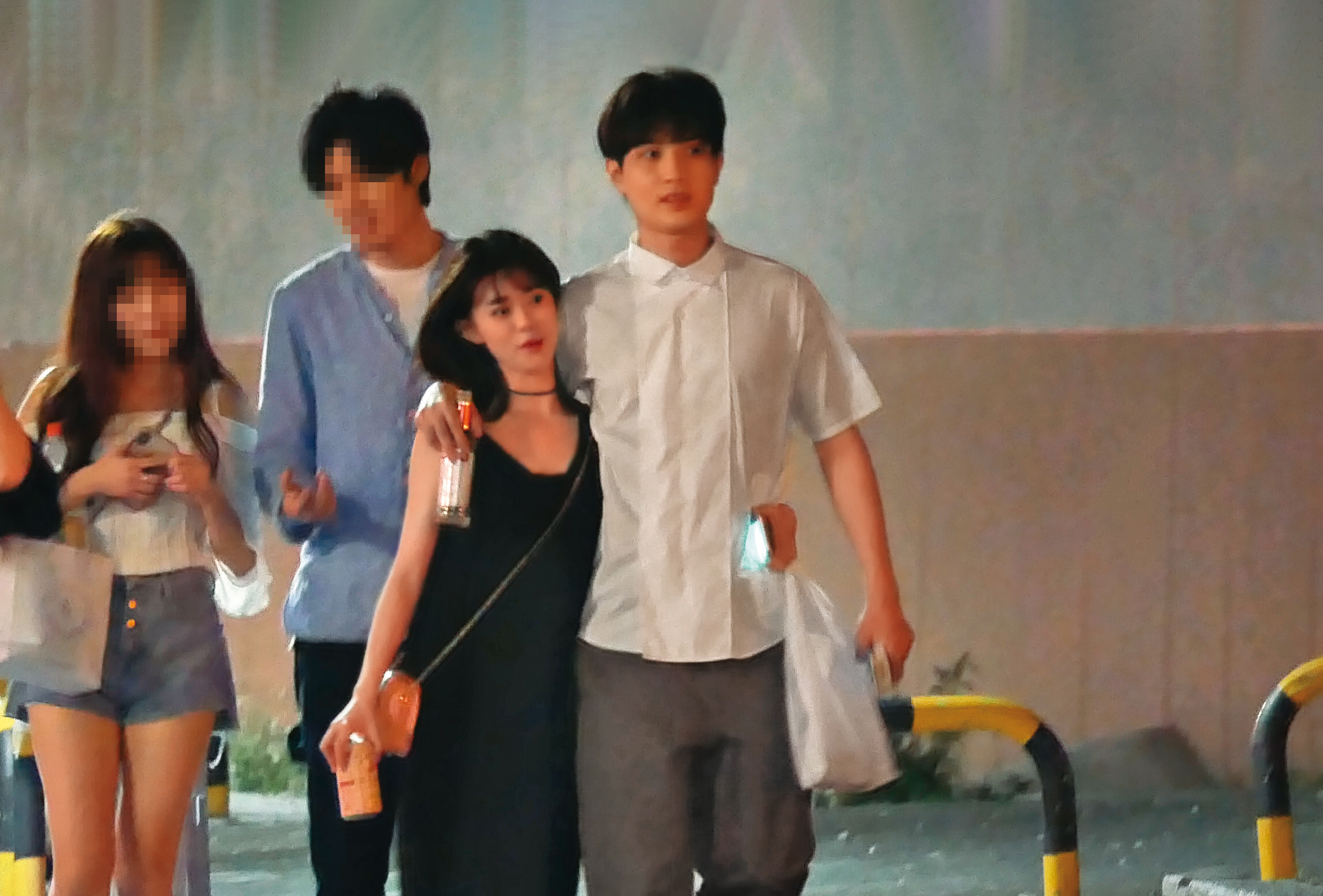 2018年本刊拍到邱偲琹（中）與勵政達（右）交往畫面，後來他們也大方認愛。