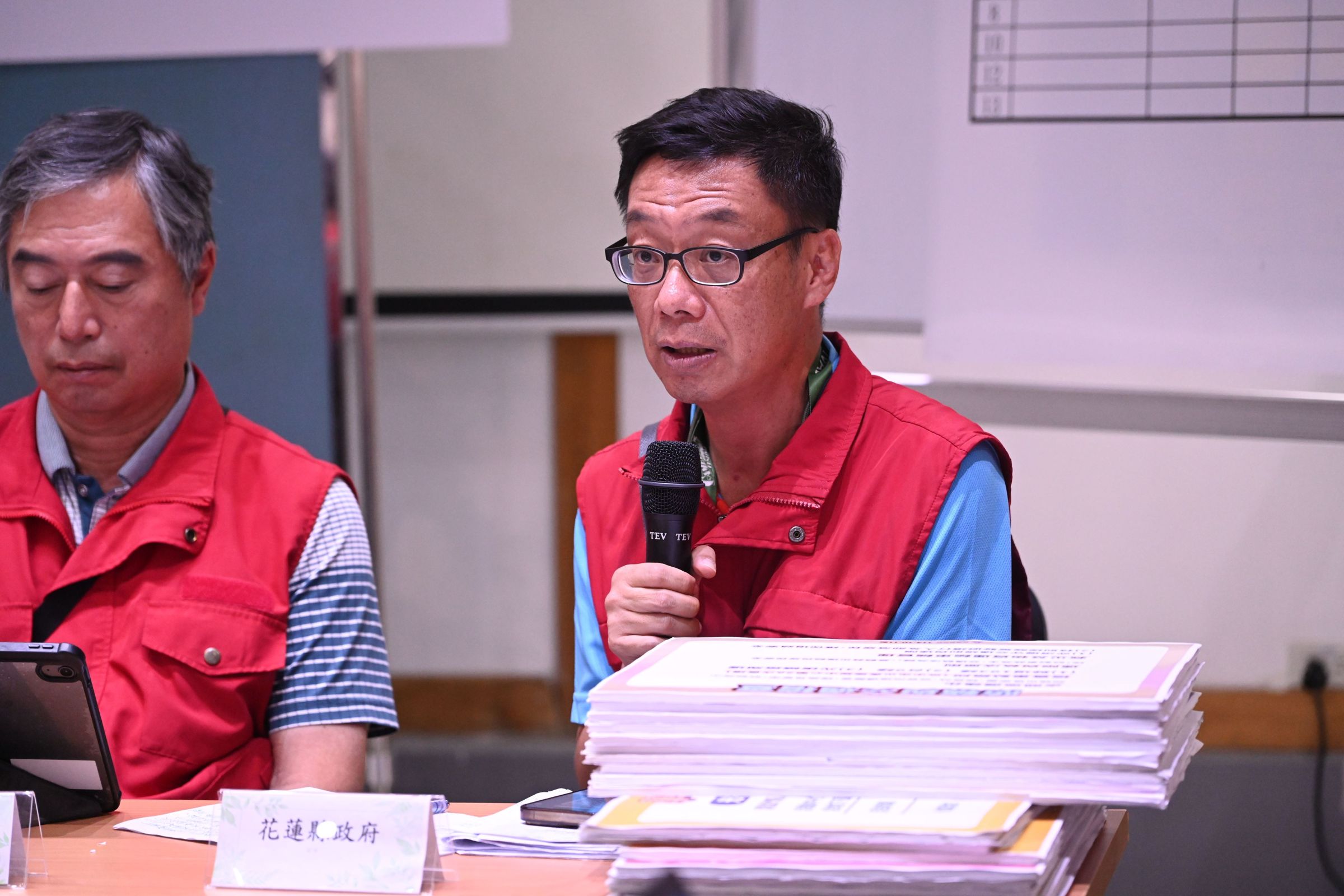 花蓮縣政府行研處長陳建村今證實,的確有退群的情況,但這回只是30多人的小群組,並不會影響官員行事及救災進度。(翻攝自花蓮縣府官網)
