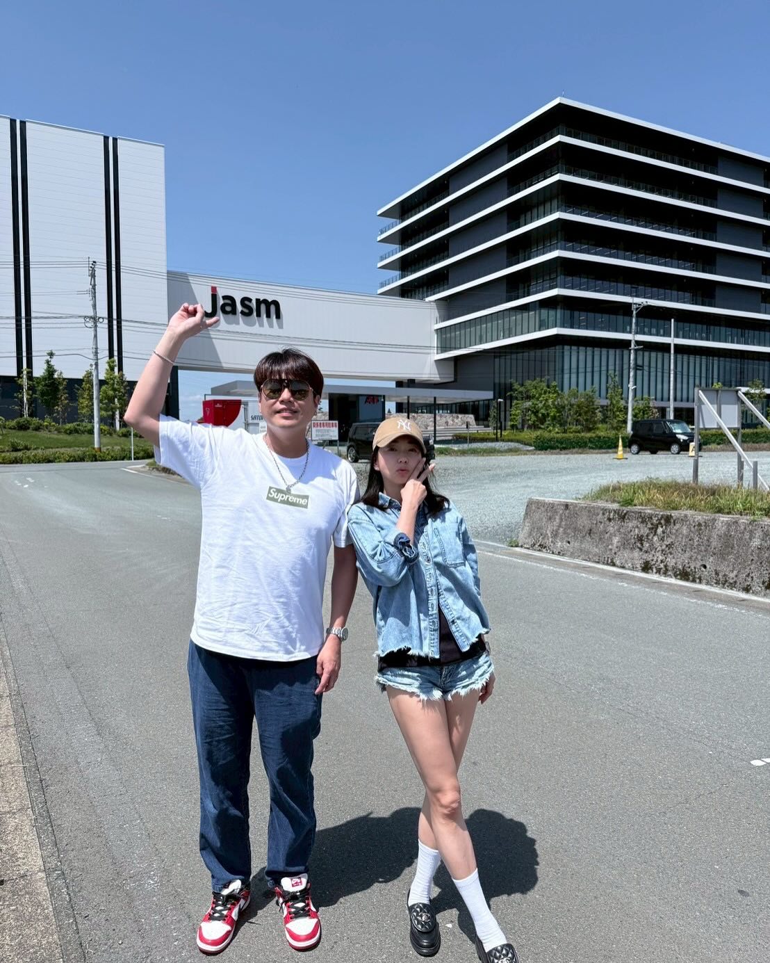 李易與六月結婚14年，挺過去年差點婚變的風波，最近六月打球受傷腳腫，李易還說是很「圓滿的腳踝」。（翻攝自六月臉書）