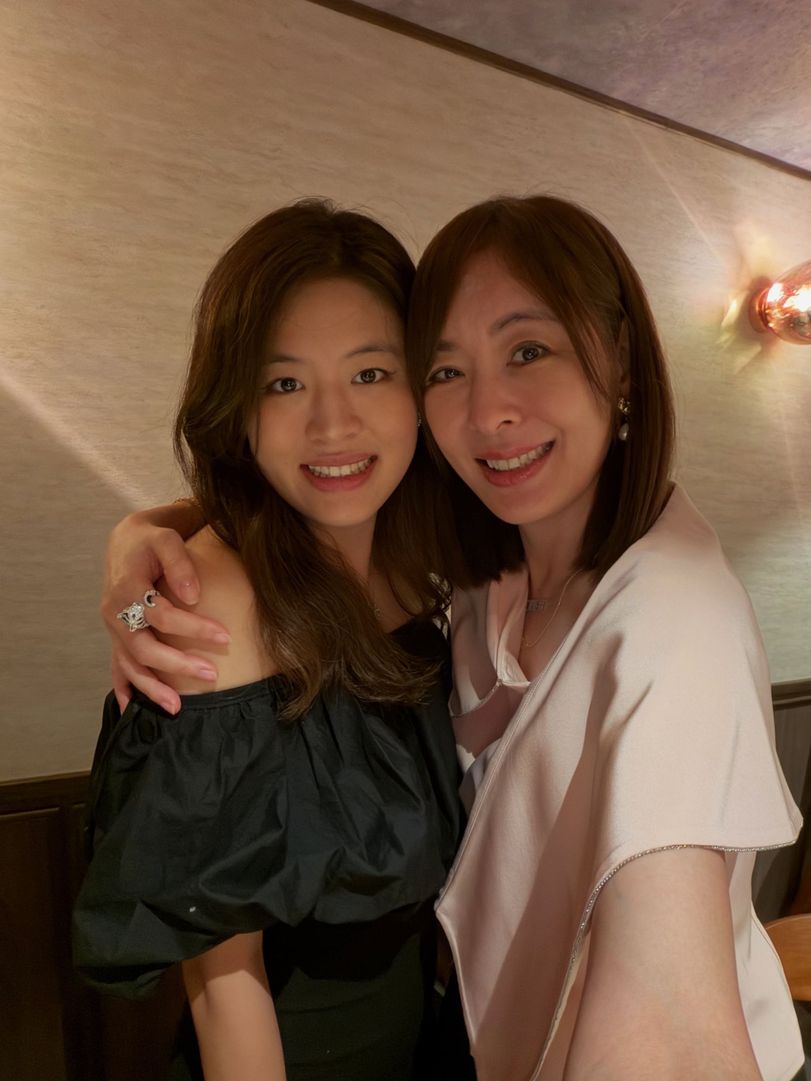 安安（左）和媽媽賈永婕（右）長得很像。（翻攝賈永婕臉書）