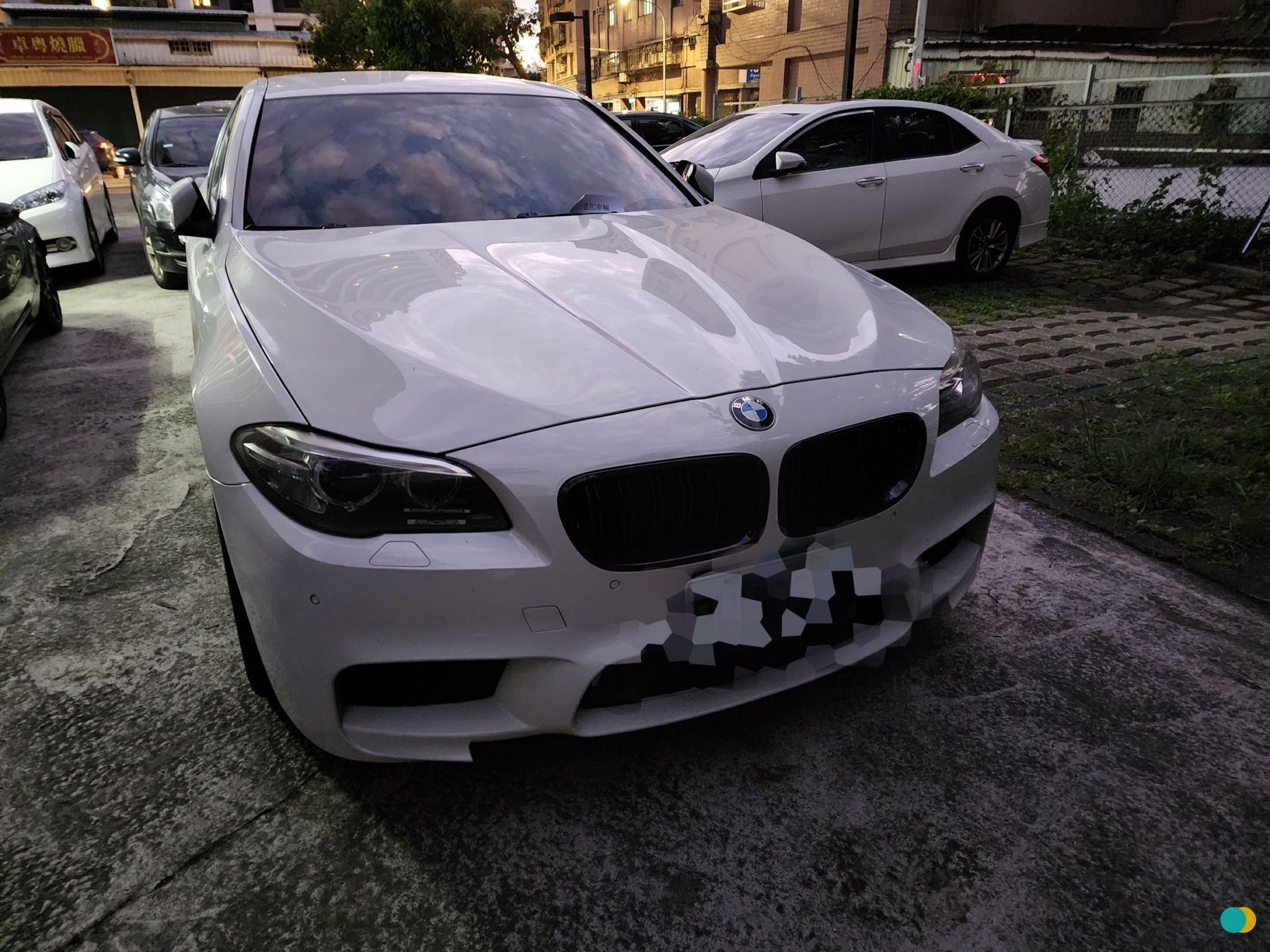 張男被查扣的BMW豪車。(警方提供)