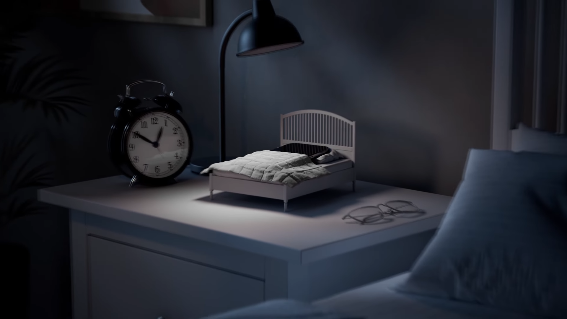 IKEA阿聯推出「手機小床」，手機放上去就能記錄休息時間。（翻攝自youtube／IKEA UAE）