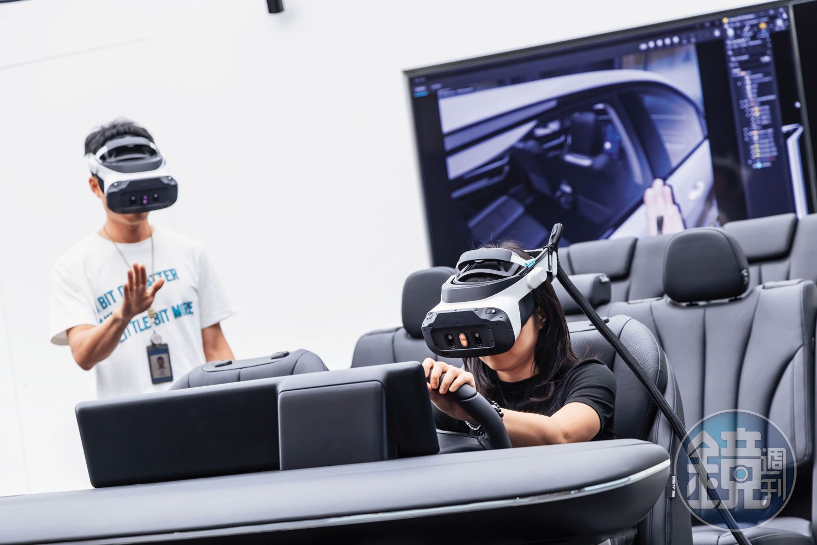 透過虛擬實境（VR）眼鏡，讓鴻華變更設計能更有效率。