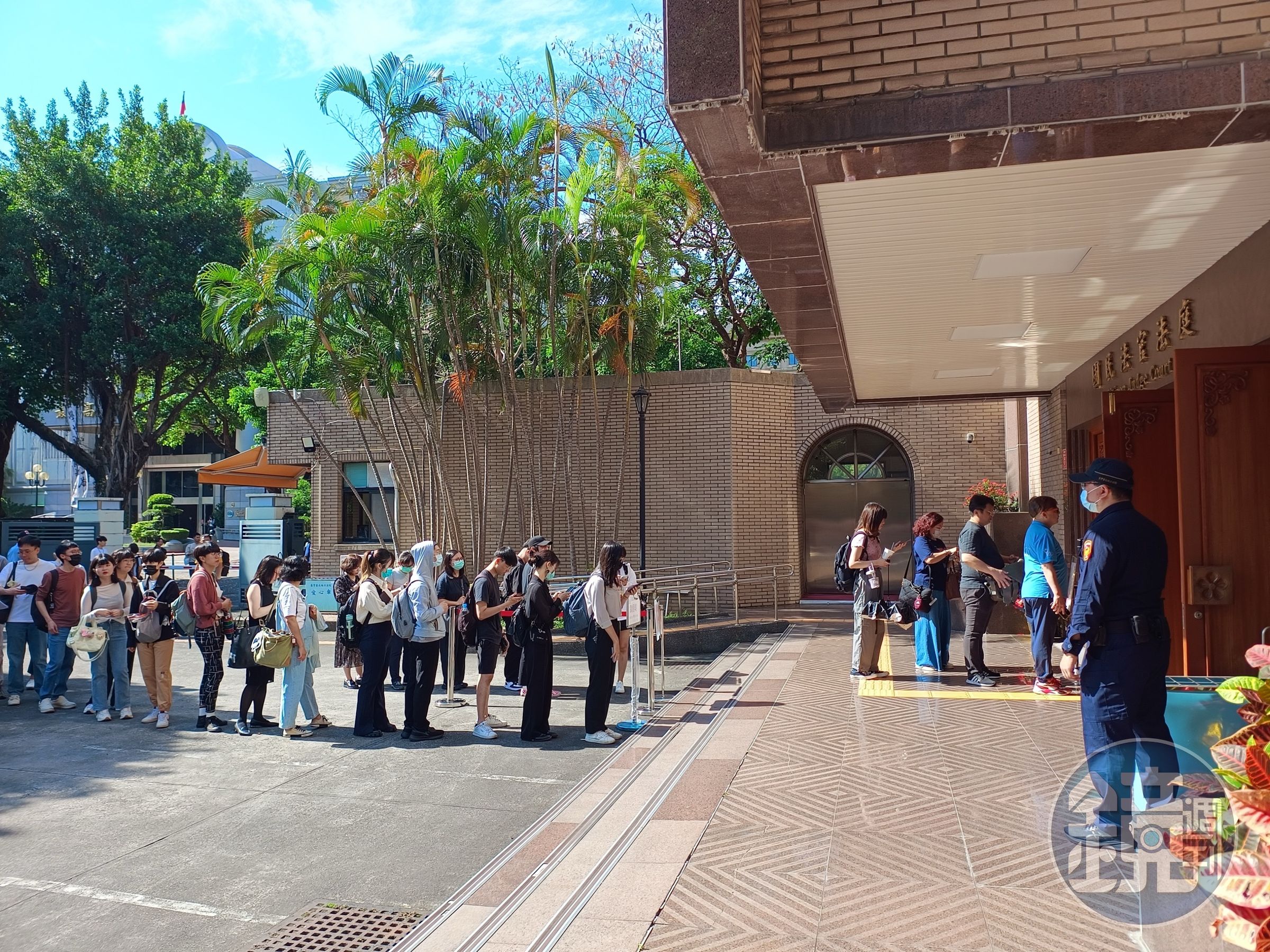 台北地院國民法官法庭外旁聽者依序進入法庭。