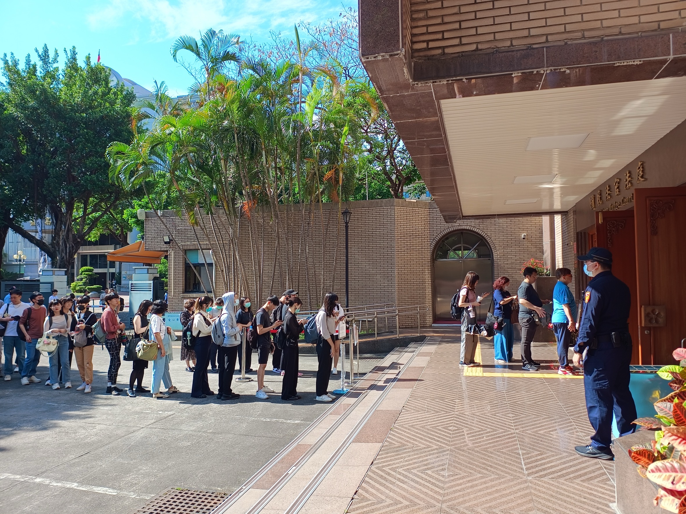 台北地院國民法官法庭外旁聽者依序進入法庭。