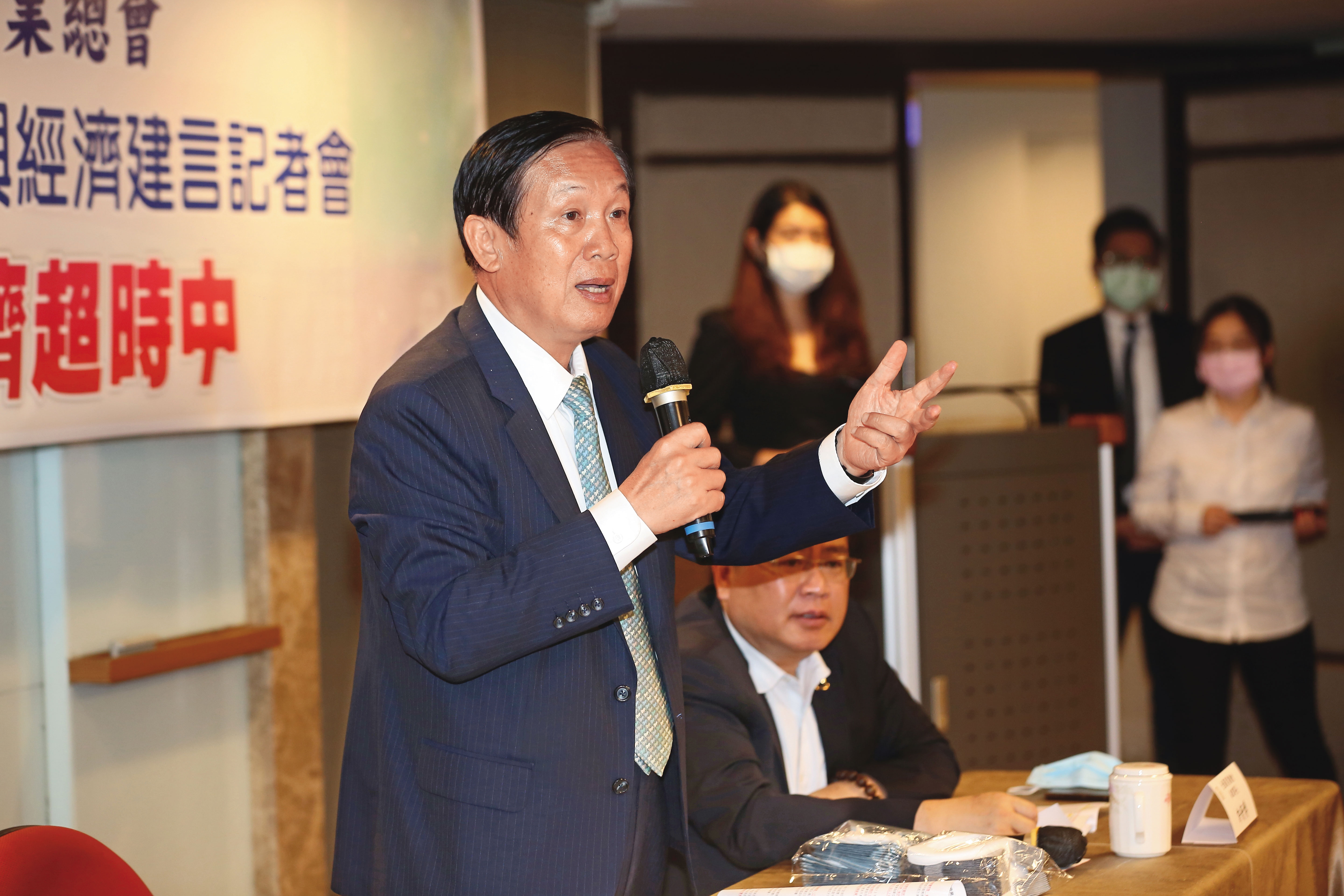 即便是向來看多房市的鄉林集團董事長賴正鎰，也預期明年蛋白區房價將下修10至15％。