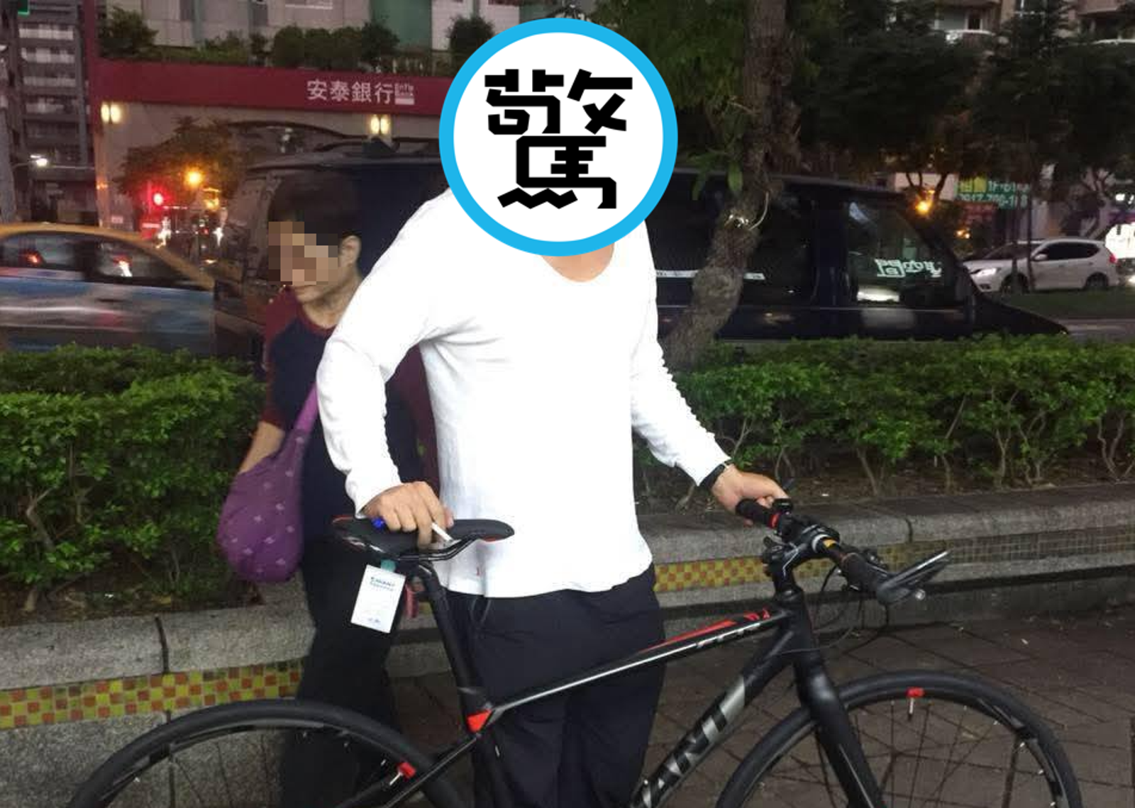 張菲的臉書大頭照,是他騎自行車的模樣。(翻攝臉書)