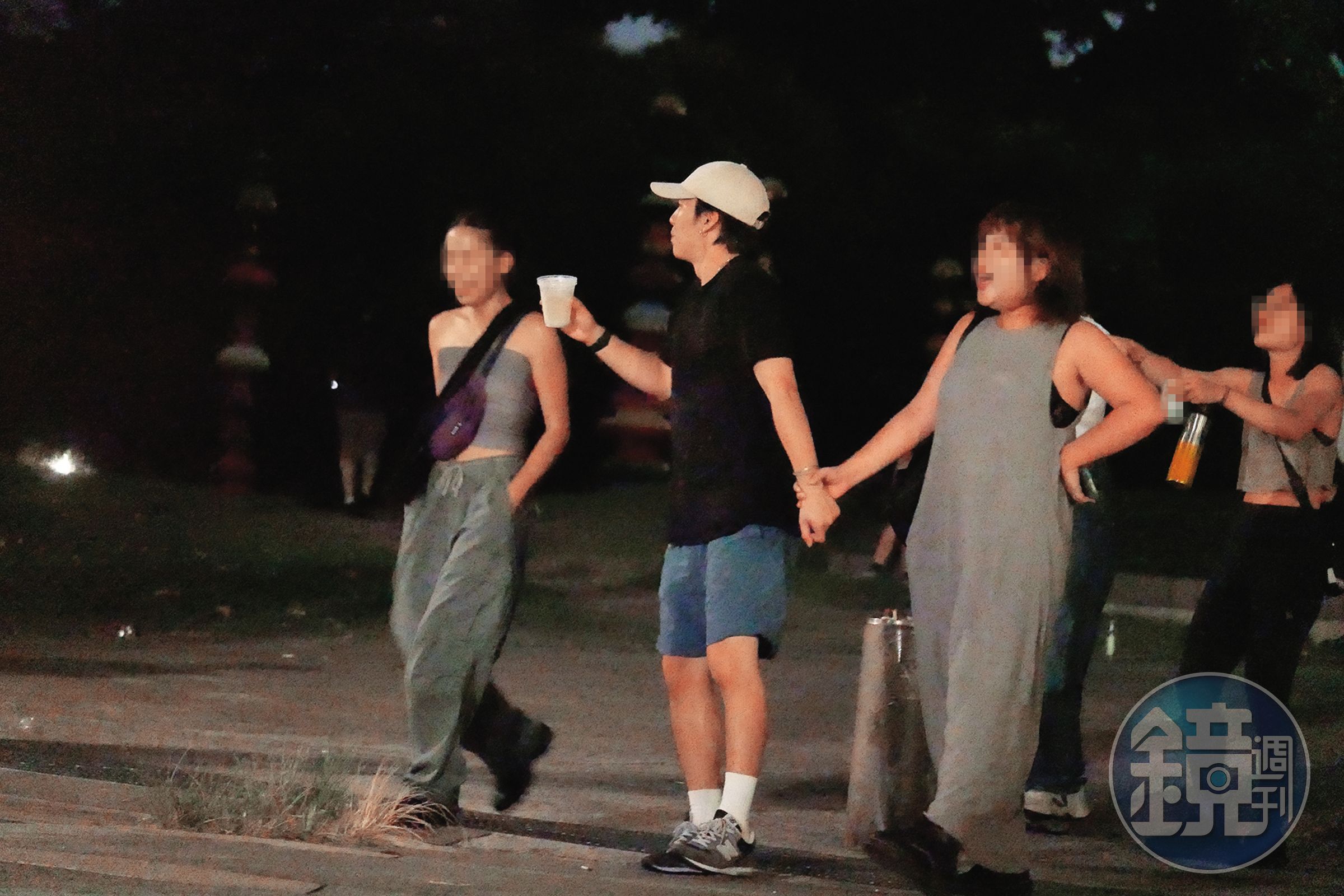 9/29,02:11,巫建和(左二)與一群女性友人說笑,大概是深怕巫建和變成唐僧肉,棉花糖女孩(右二)的手一直抓著巫建和的手腕不放。