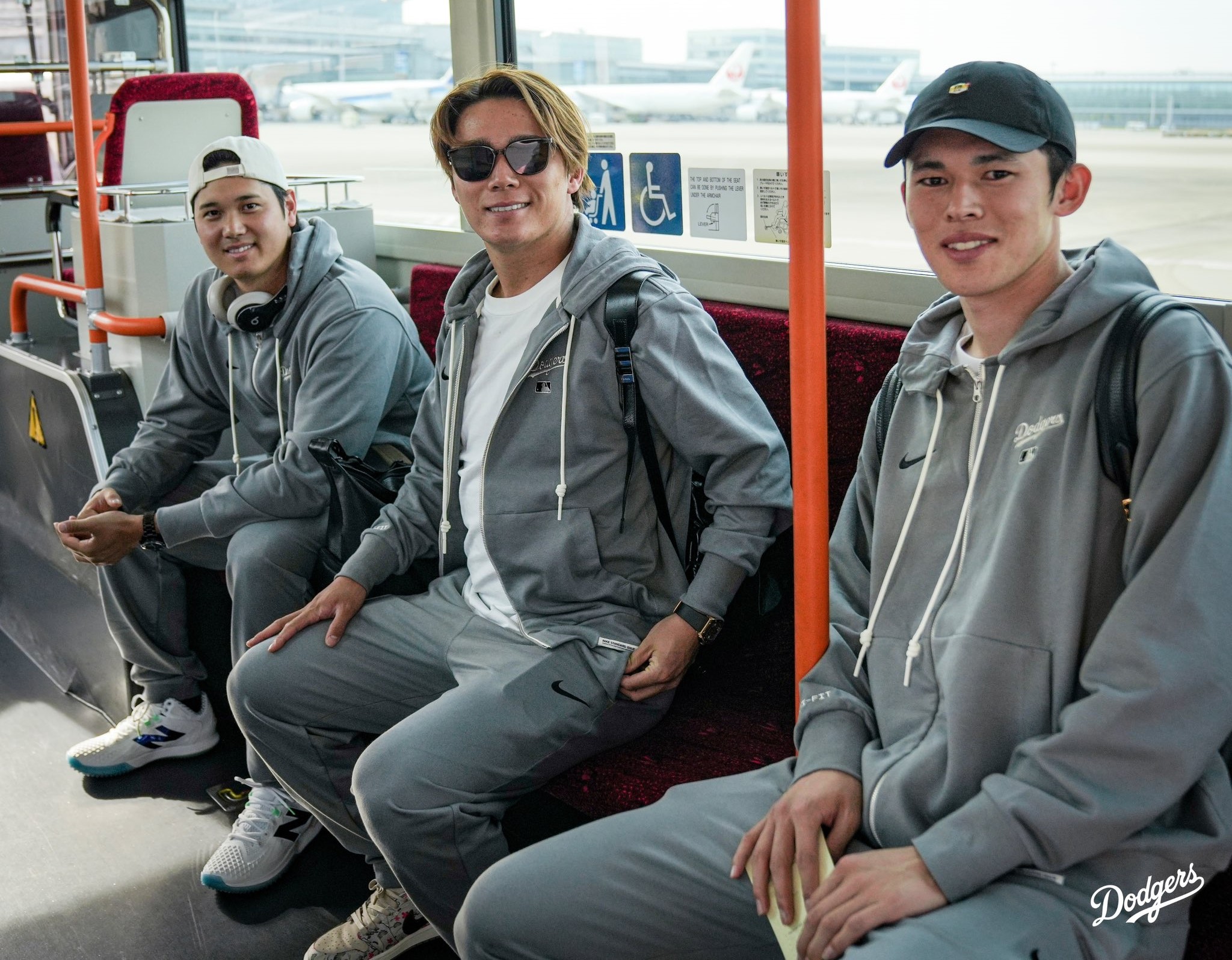 道奇隊日本三巨頭大谷翔平、山本由伸、佐佐木朗希，近日來到東京巨蛋參加MLB海外開幕戰。（翻攝自X）