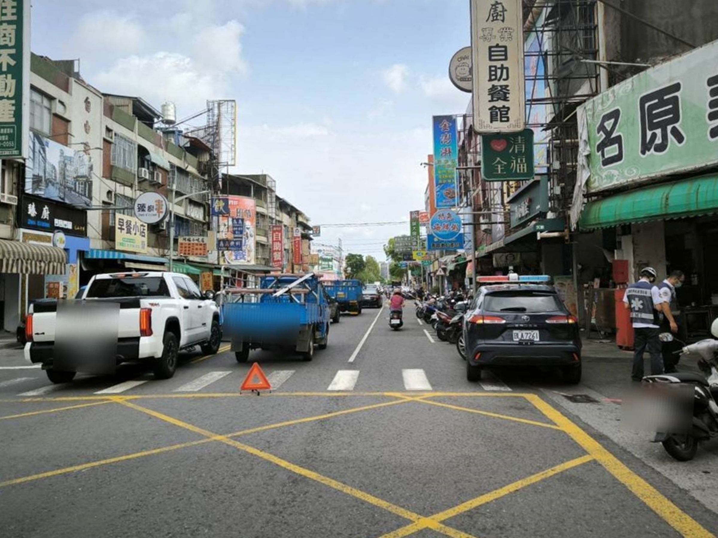 警方到車禍現場釐清肇事責任。(鳳山分局提供)