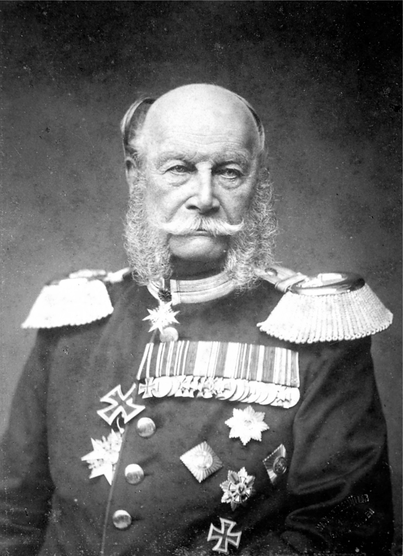 據傳1879年德皇威廉一世下令向 GIRARD‑PERREGAUX 訂製 2,000 枚可腕戴的小型懷錶，供海軍軍官使用，被視為軍用腕錶的起點之一。