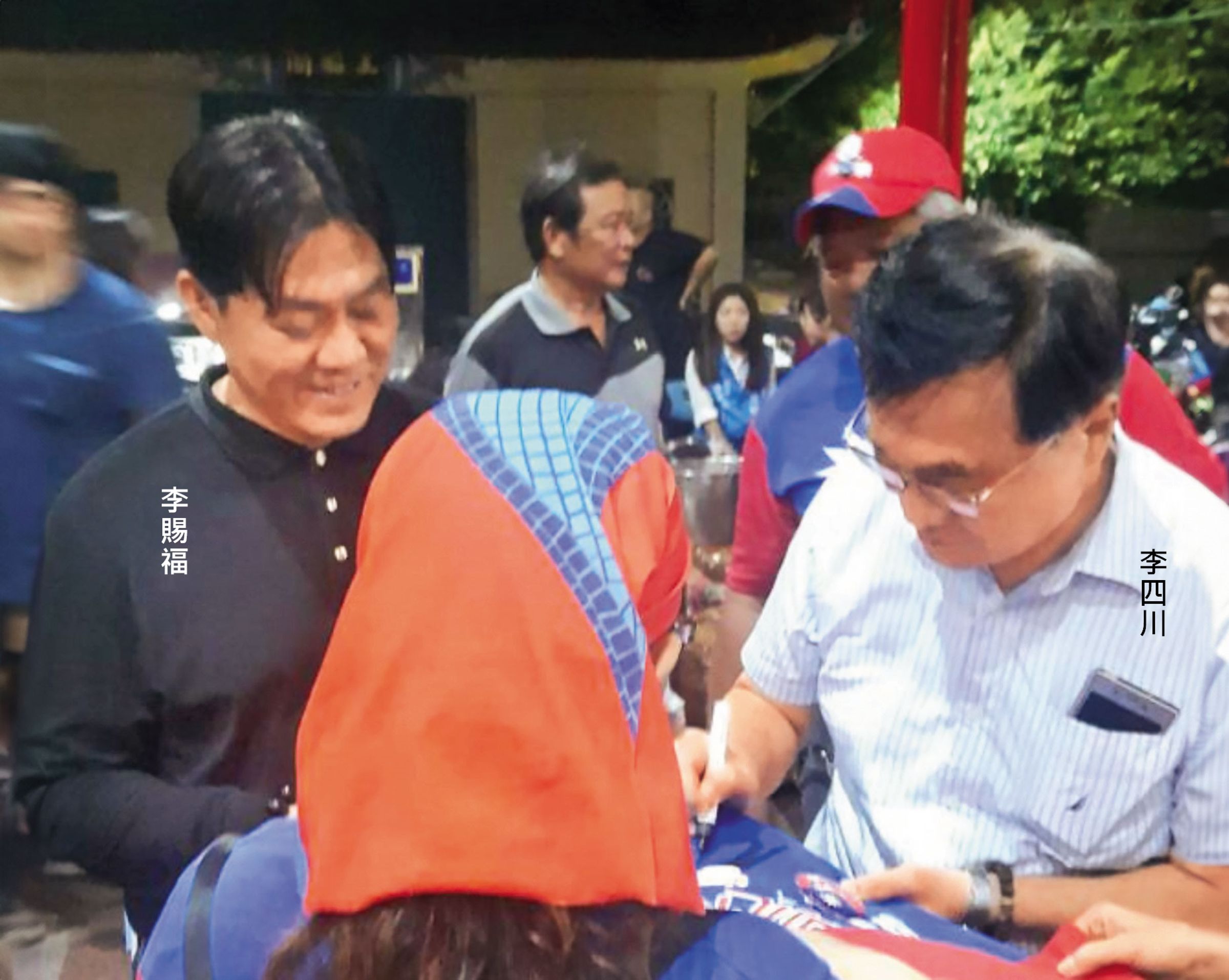 立法院長韓國瑜在2019年準備角逐總統寶座時，曾赴小琉球拜票，李四川與李賜福倆兄弟也同台現身。（翻攝四叉貓臉書）