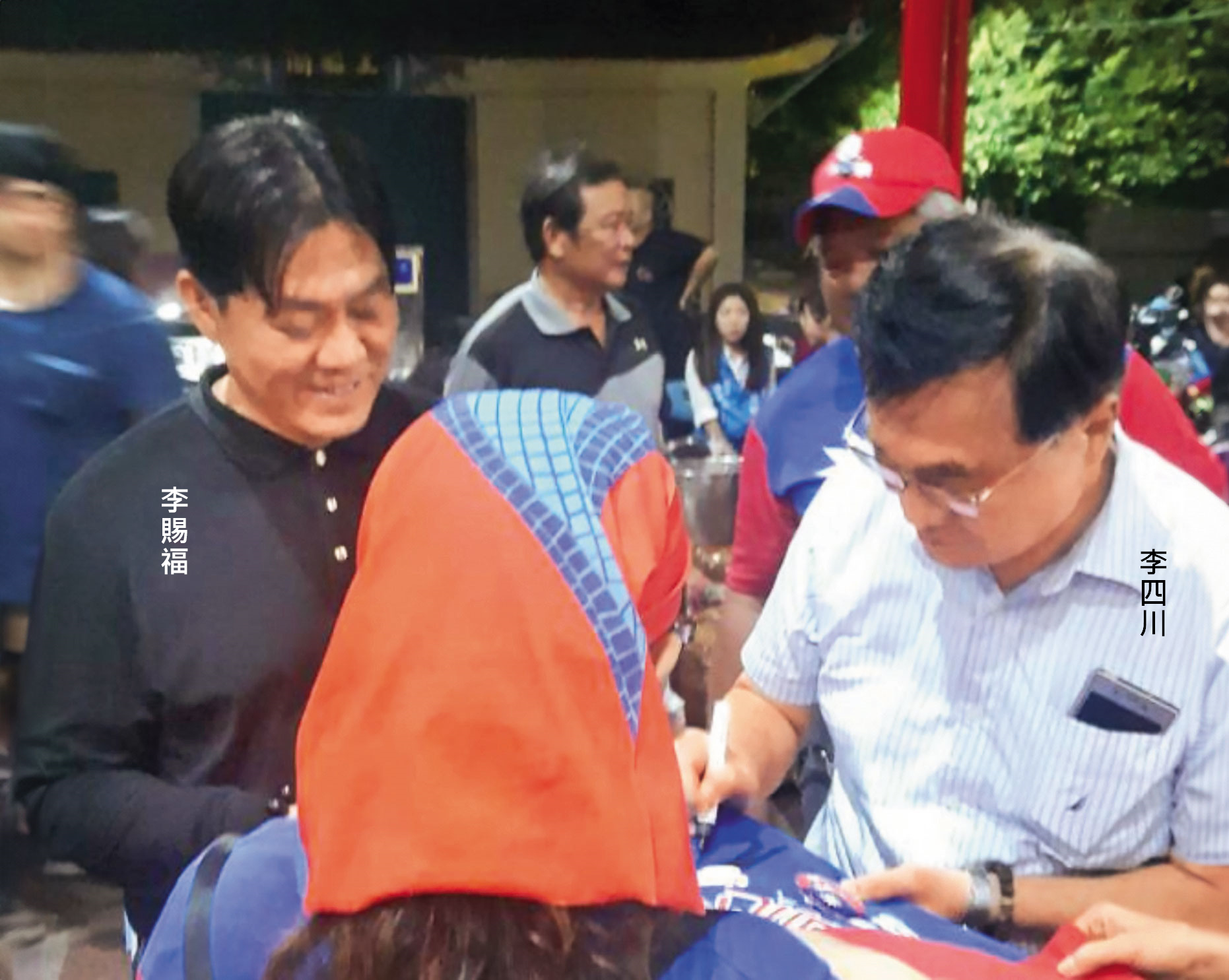 立法院長韓國瑜在2019年準備角逐總統寶座時，曾赴小琉球拜票，李四川與李賜福倆兄弟也同台現身。（翻攝四叉貓臉書）