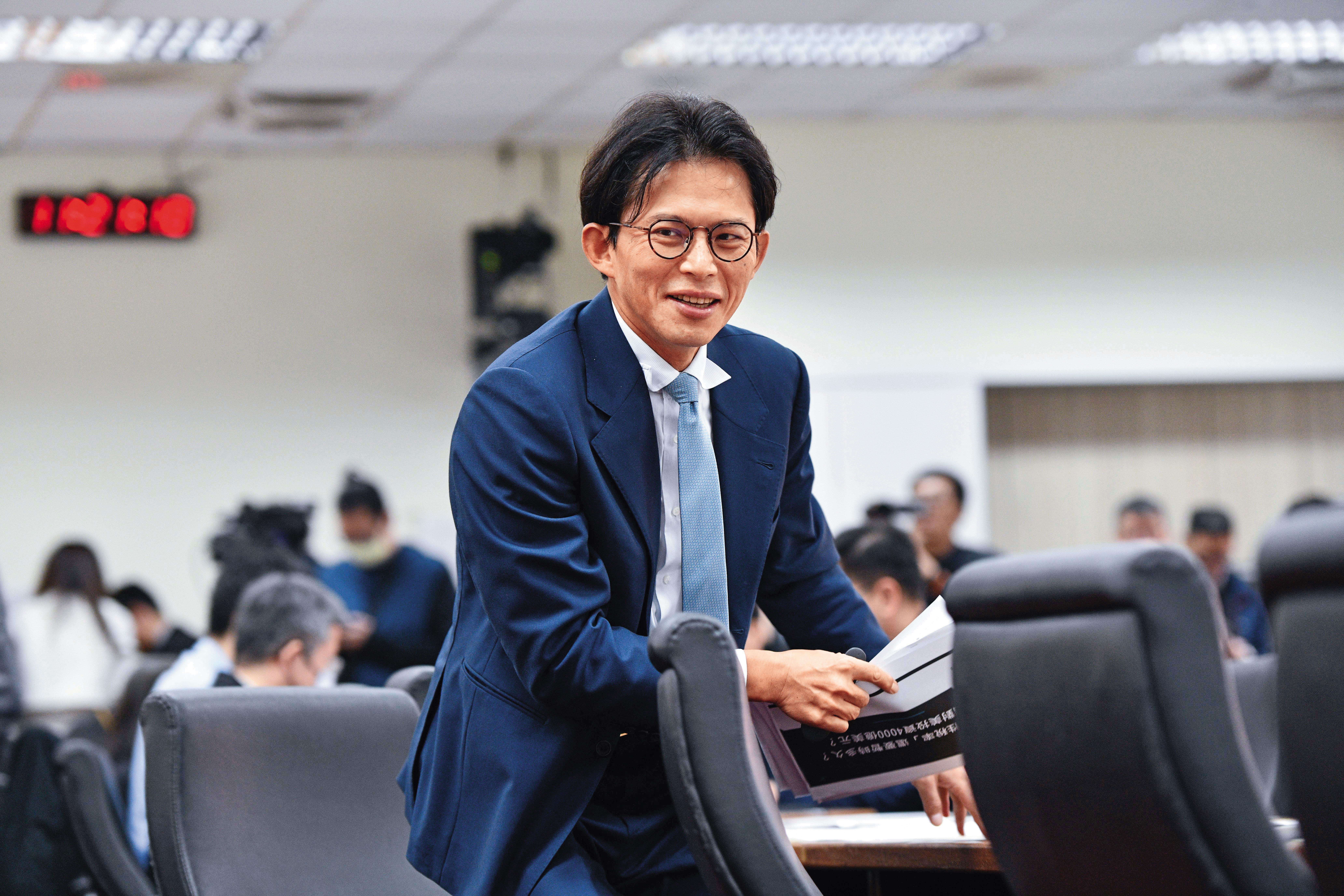 黃國昌因2年條款即將卸下民眾黨不分區立委而失去保護傘，檢調將對他展開約談。（鏡報李智為）