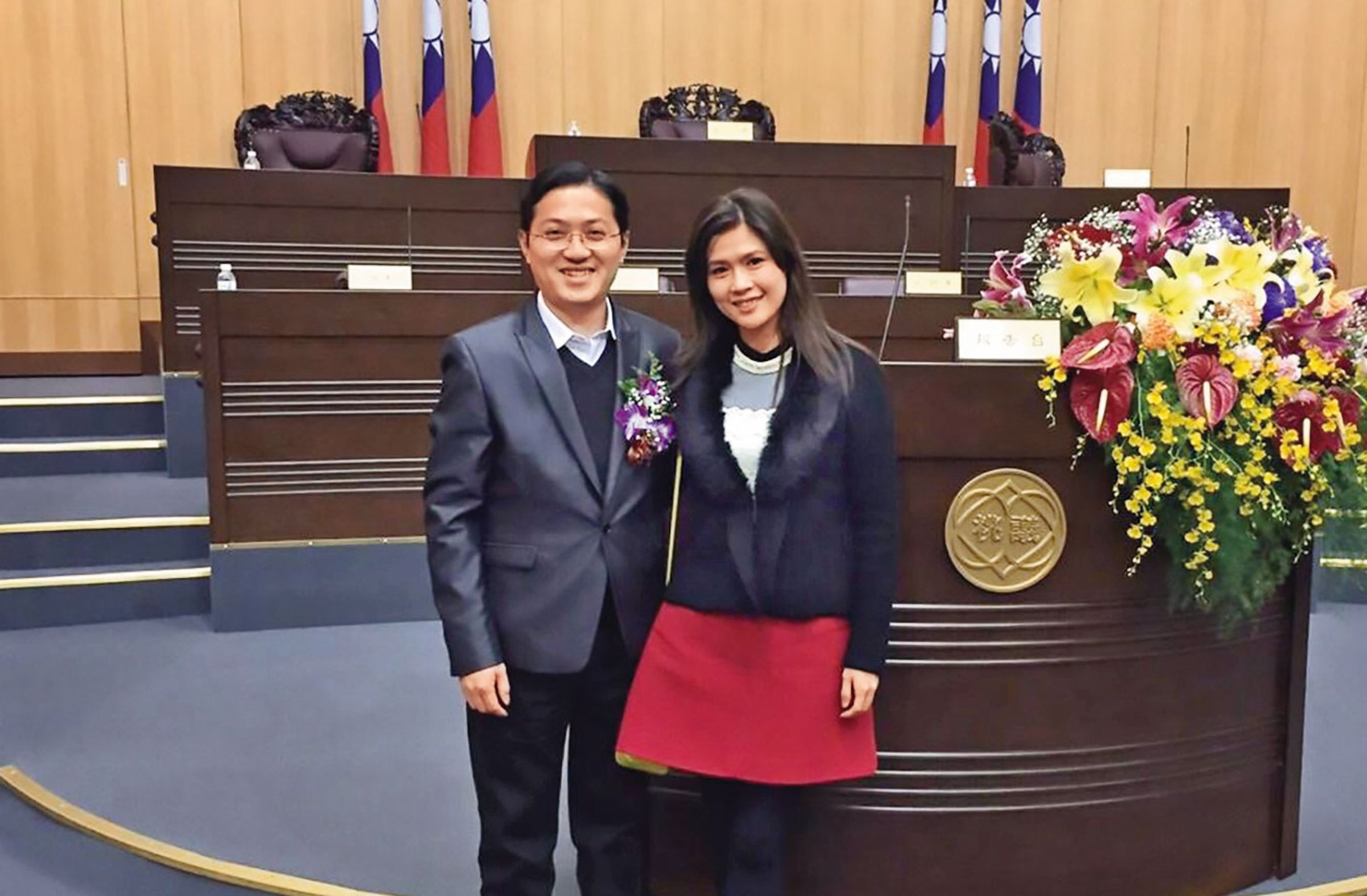 梁為超(左)的前妻(右)為藝術大學音樂系的高材生,曾舉辦音樂會為丈夫助選造勢。(翻攝梁為超臉書)