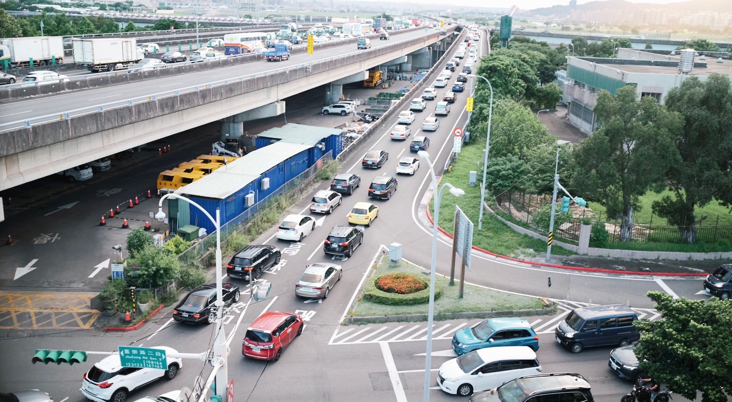 北市警方在制高點俯瞰下午尖峰時段，南下上汐五高架交流道車流。（翻攝畫面）
