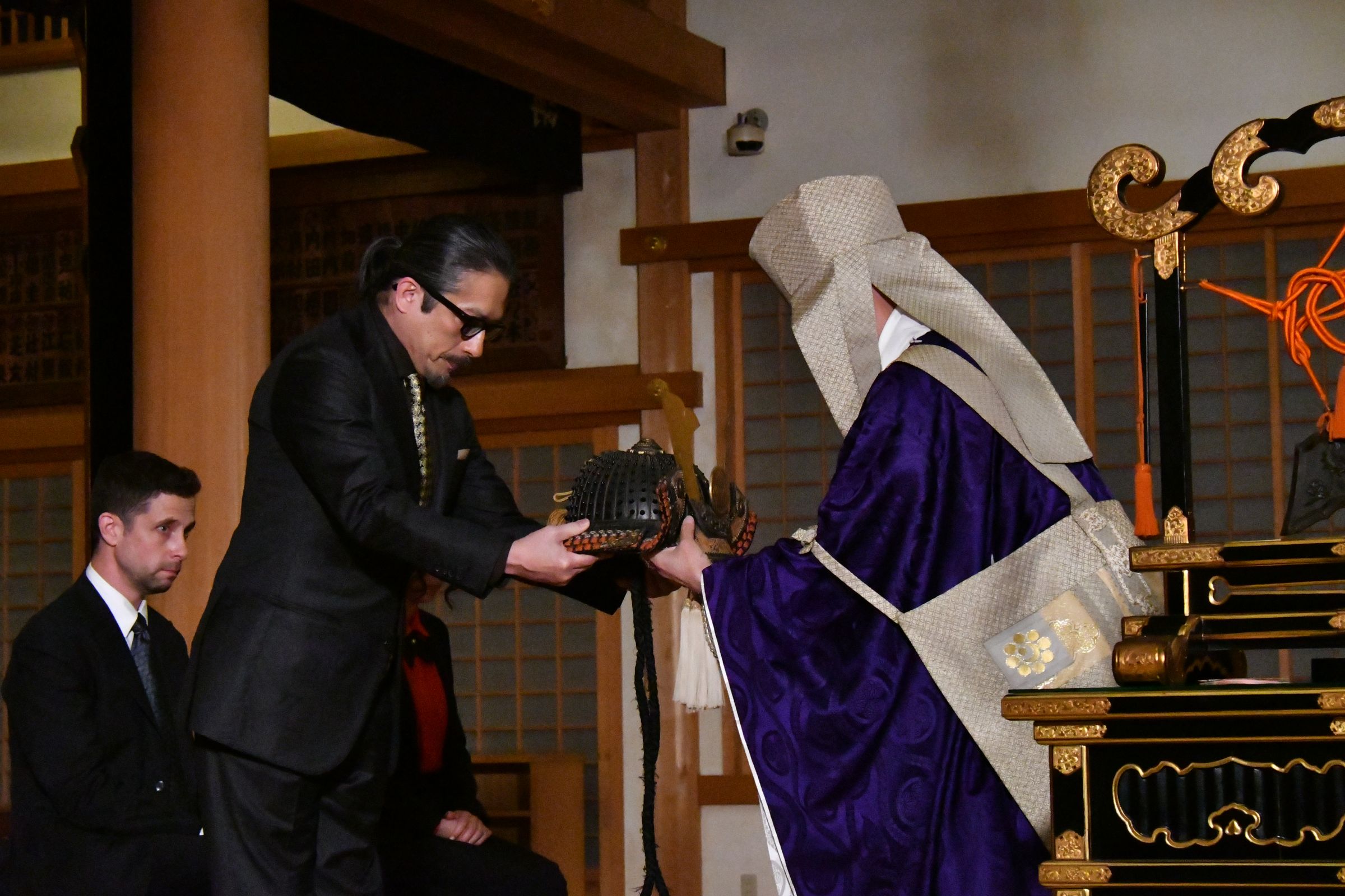 真田廣之(左二)日前在日本東京增上寺替《幕府將軍》進行祈福儀式,左為執行製作兼編劇的賈斯汀馬克斯。(Disney+提供)