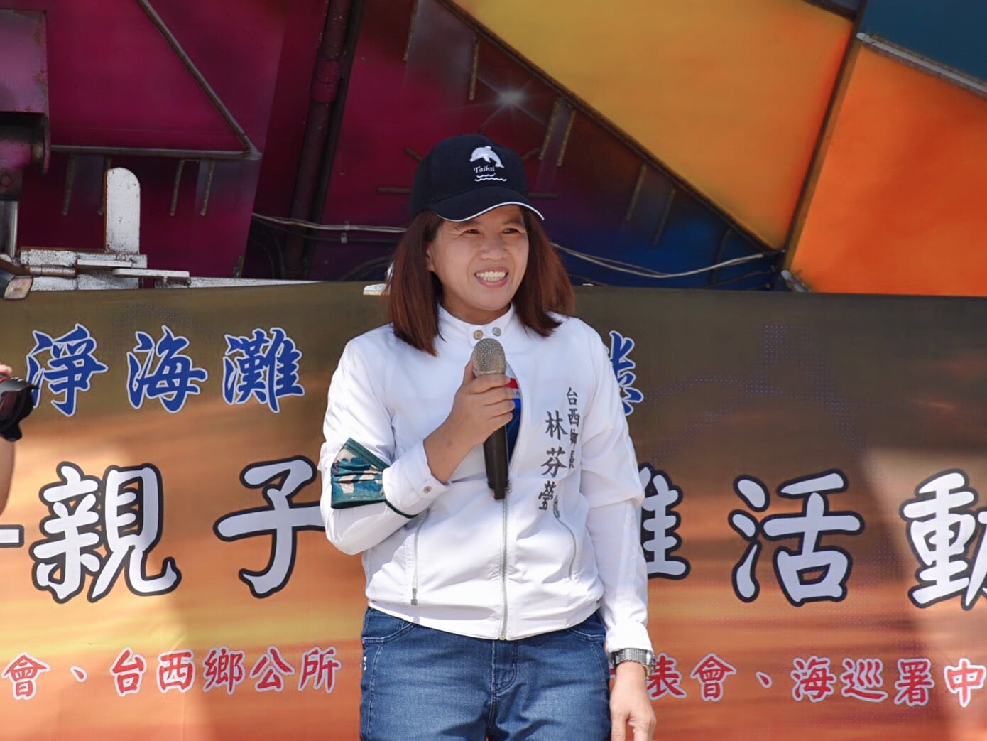 前台西鄉長林芬瑩涉向光電業者索賄，今發監執行，但同樣涉案的丈夫丁文彬卻棄保潛逃遭發布通緝。（翻攝自林芬瑩臉書）