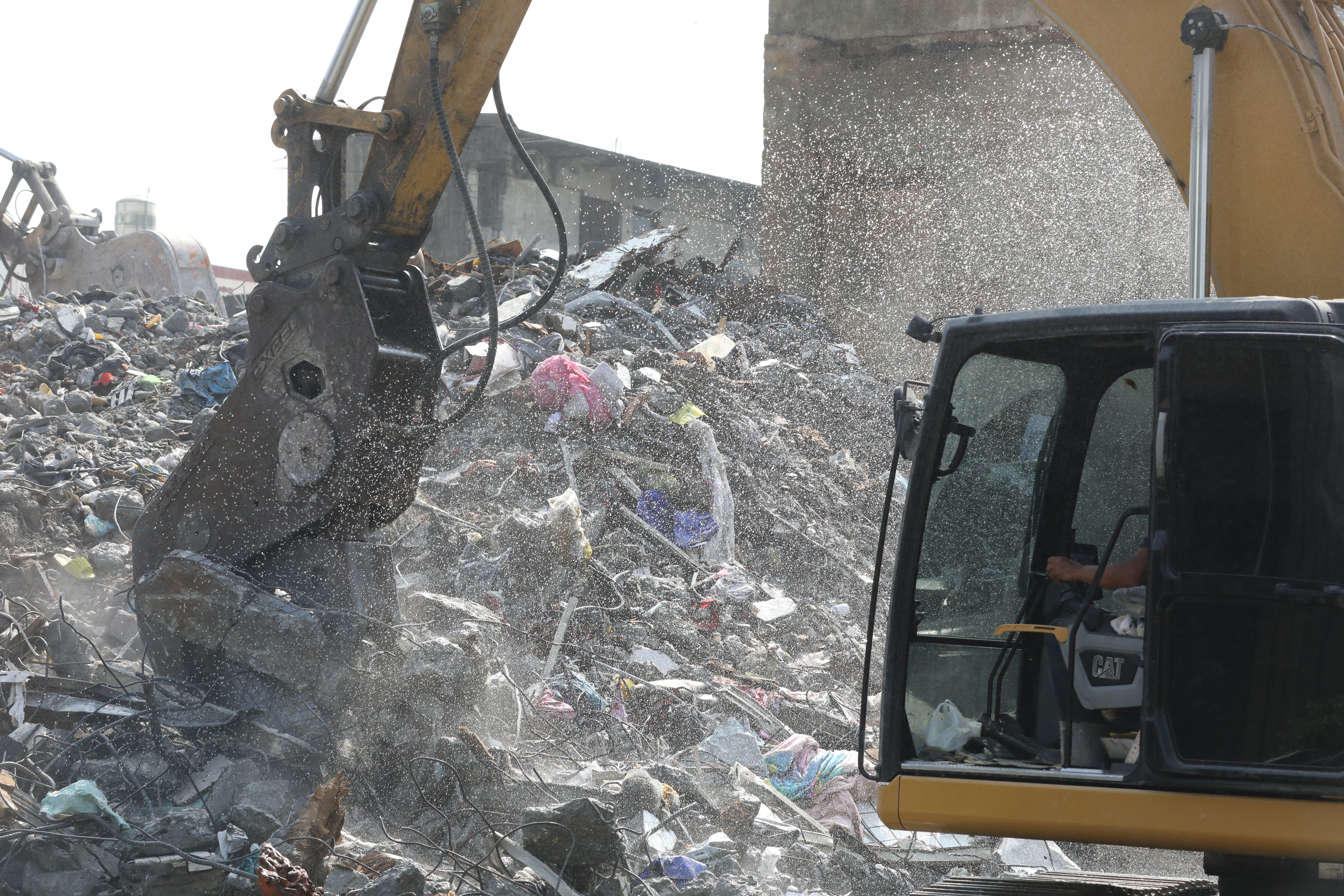 花蓮強震至今仍有3人失聯，搜救隊持續利用怪手開挖。