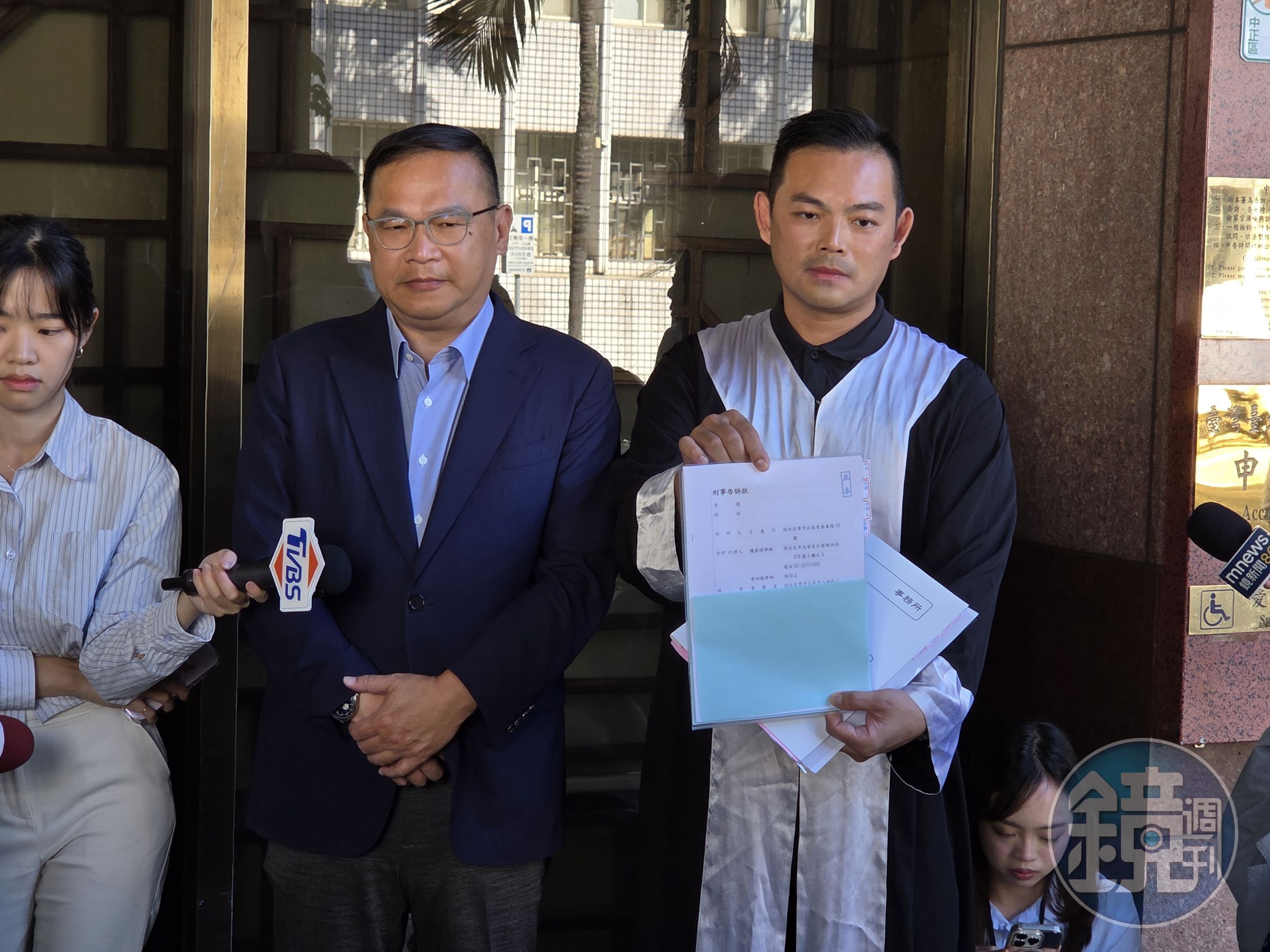 王義川今天上午在律師陳君璋陪同下控告黃國昌等7人。