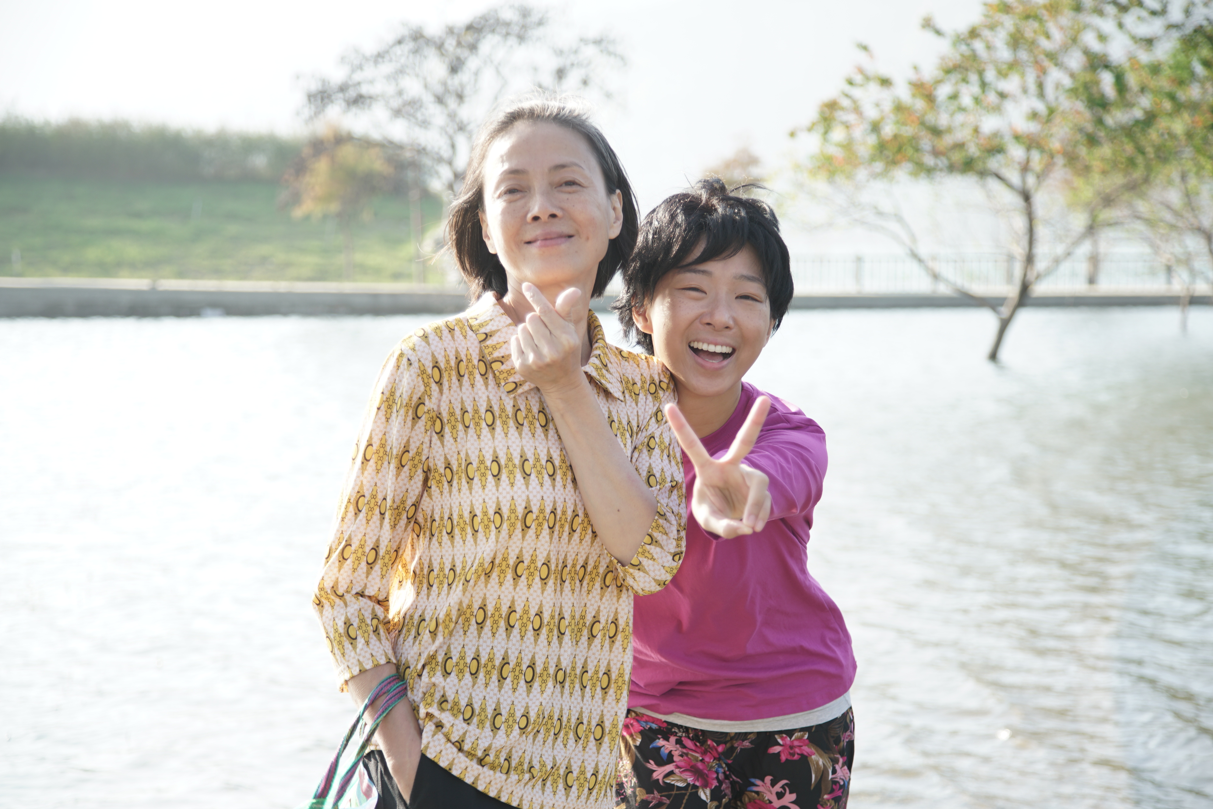 《在光裏的人》柯淑勤（左）與女兒杜蕾（右）首度合作戲劇便是演母女。（大愛電視提供）