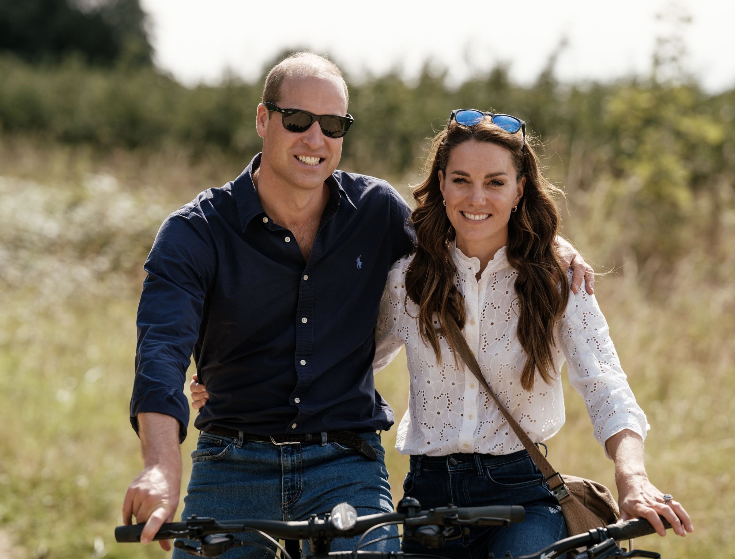 威廉王子(左)與凱特王妃(右)結婚邁入第13年。(翻攝X@KensingtonRoyal)