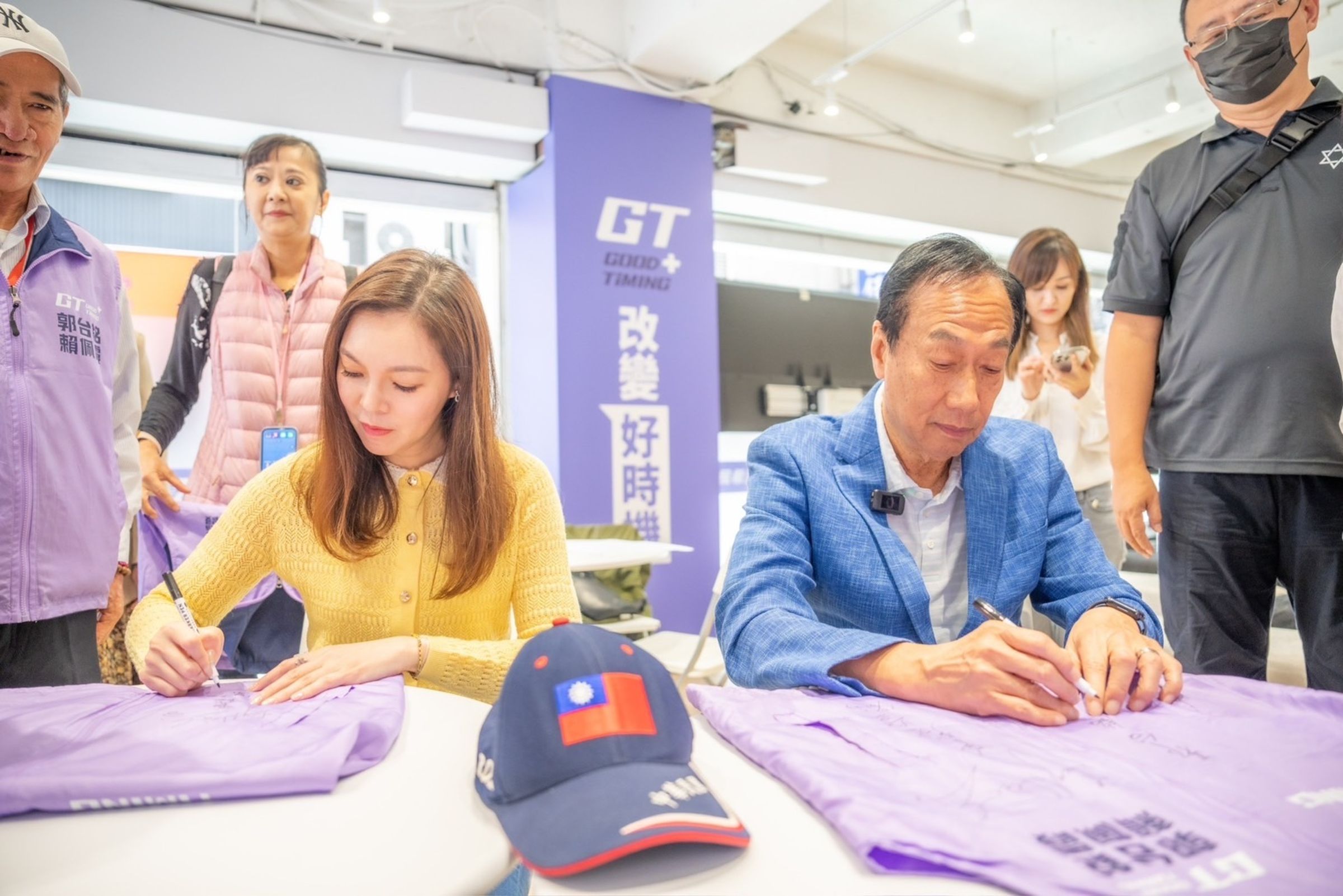郭台銘（右）今現身台北連署總站，幫自己連署。（郭台銘競選辦公室提供）