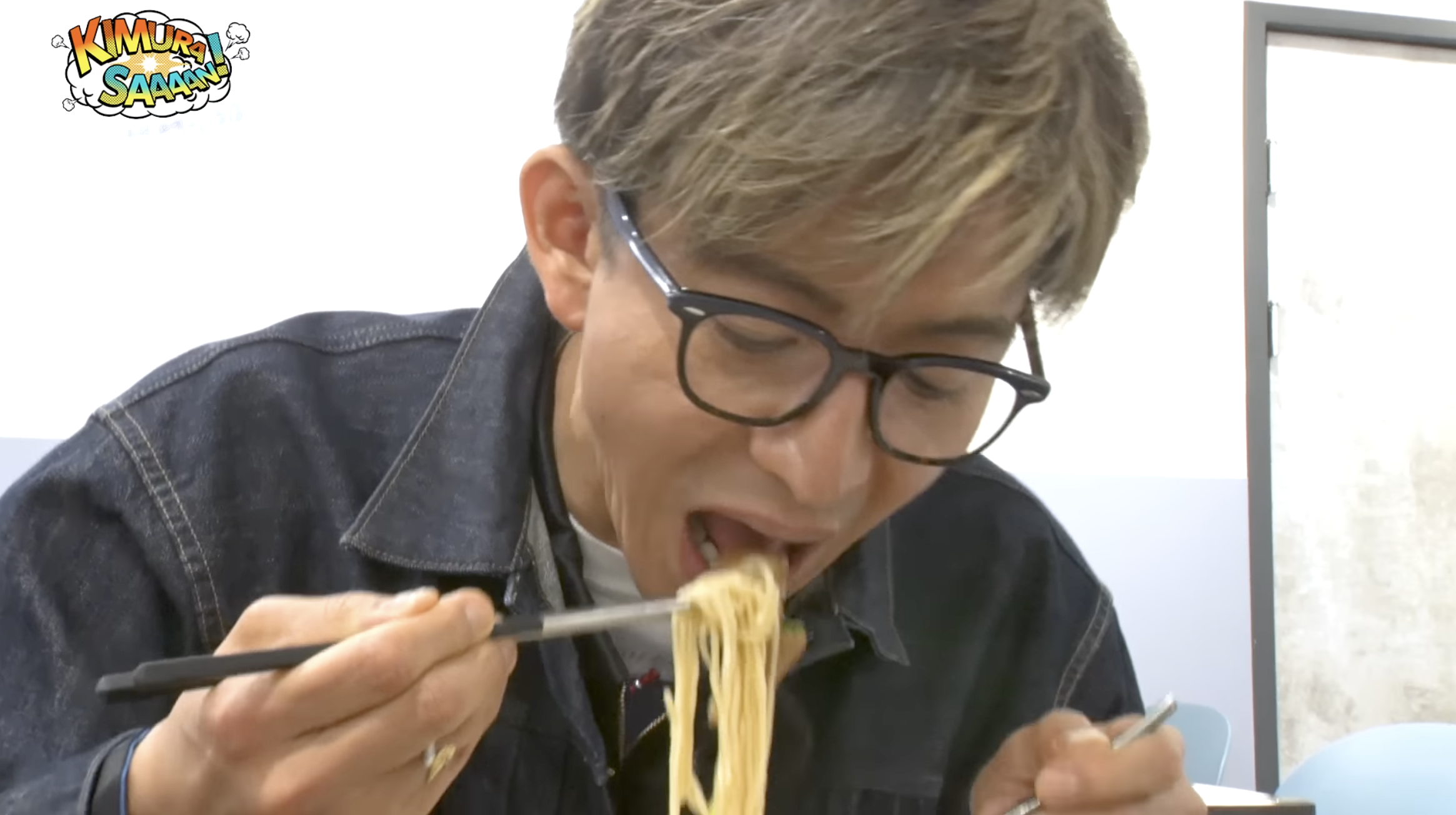 木村拓哉吃牛肉麵直呼好吃，一口接一口。（截圖自kimura saaaan！YT）