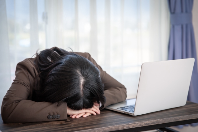 一名女網友靠砲友主管走後門進公司，沒想到對方公私不分令她想逃。（示意圖，unsplash）