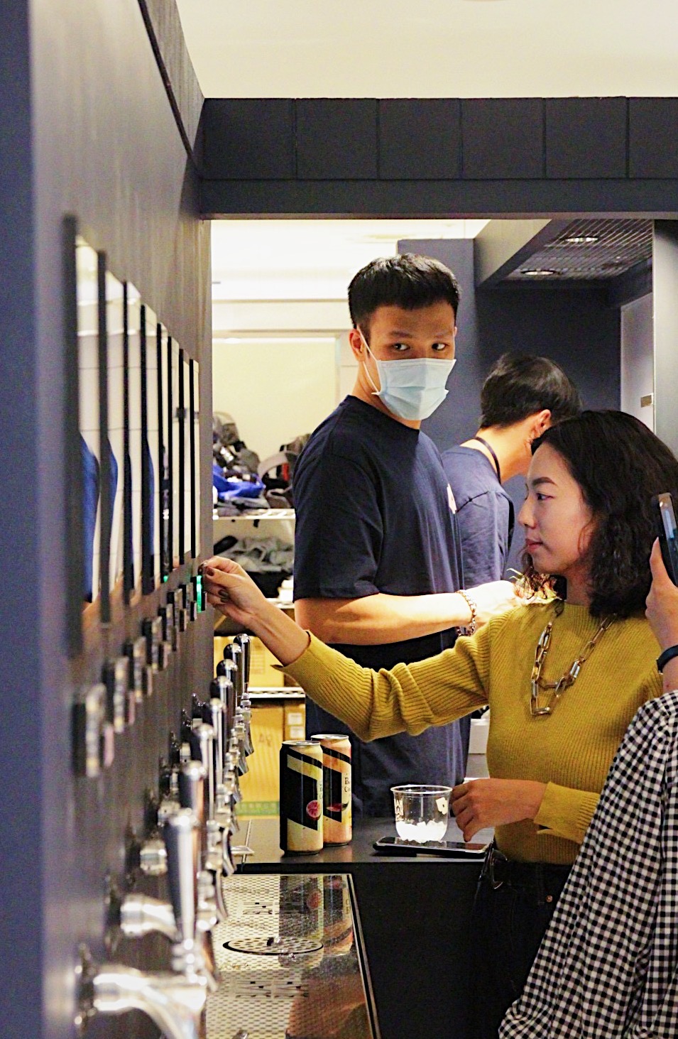 採以量計價的「BLAH BLAH Bar」讓大家無須「盲點」，不確定口味是否喜歡也可以先來5ml試試風味。