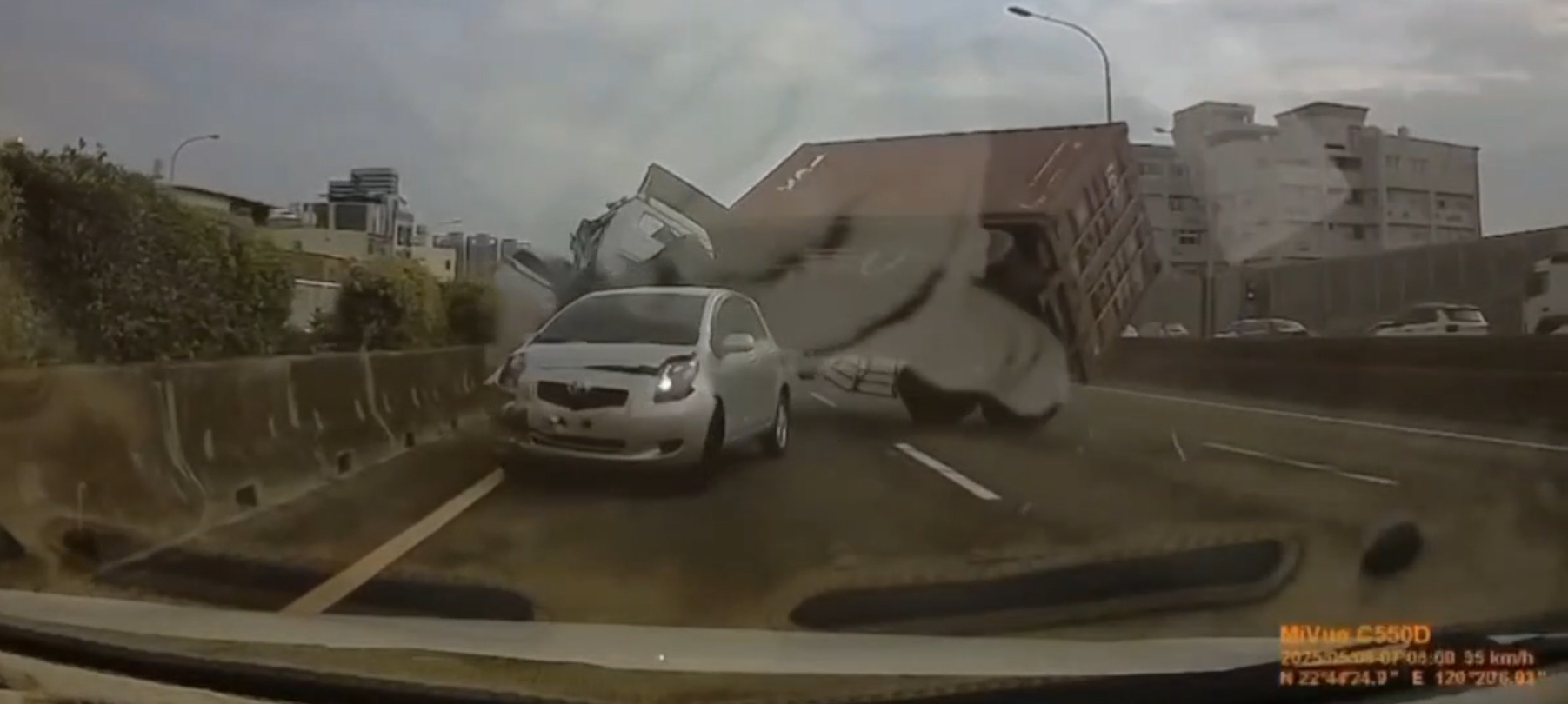 國道驚險3車連環撞，駕駛下車「抱頭狂跳16蹲」崩潰畫面曝光。（翻攝記者爆料網）