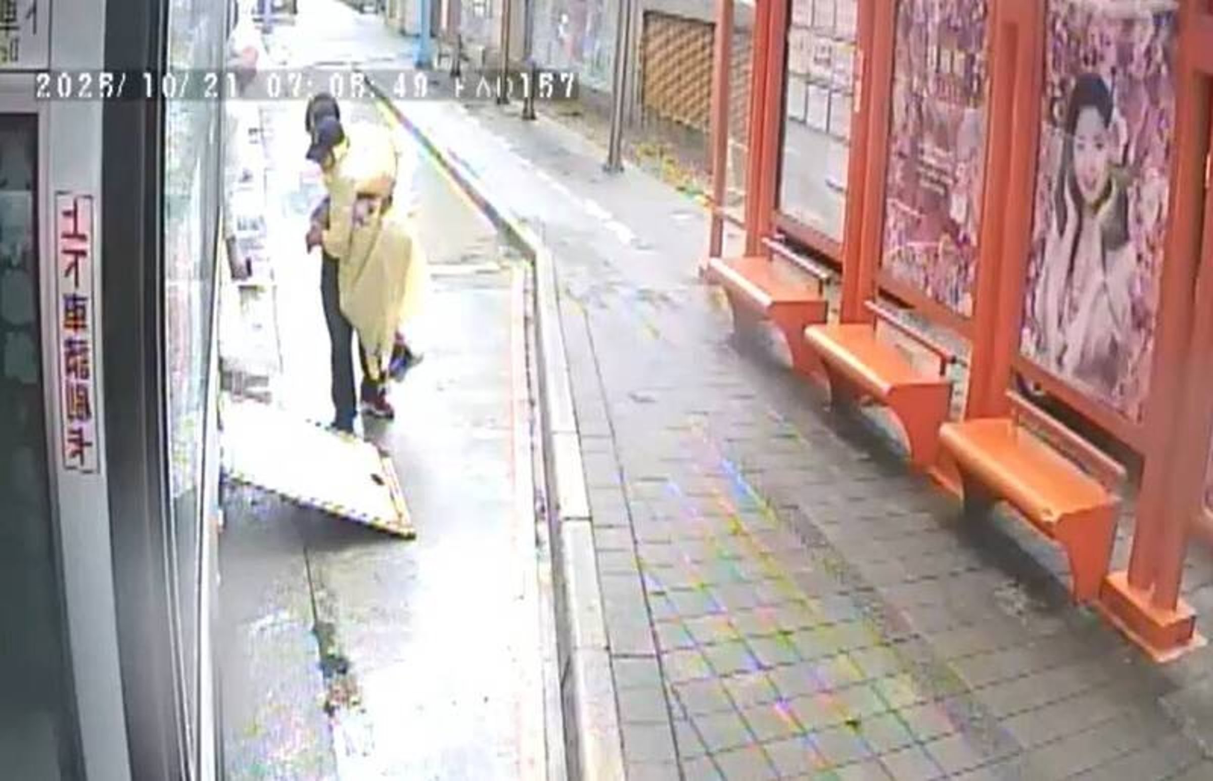 三重客運司機林榮新抱行動不便的婦人上車。(翻攝畫面)