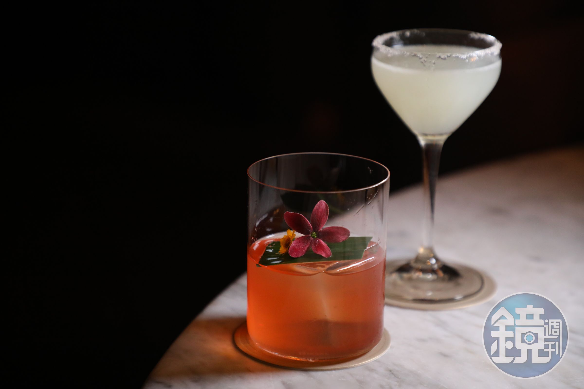 「Mezcalita」(前,420泰銖/杯,約NT$371)是時下最新潮的梅茲卡爾調酒,後方則是柚子調酒「Tongerine & Yuzu」(後,160泰銖/杯,約NT$141)。
