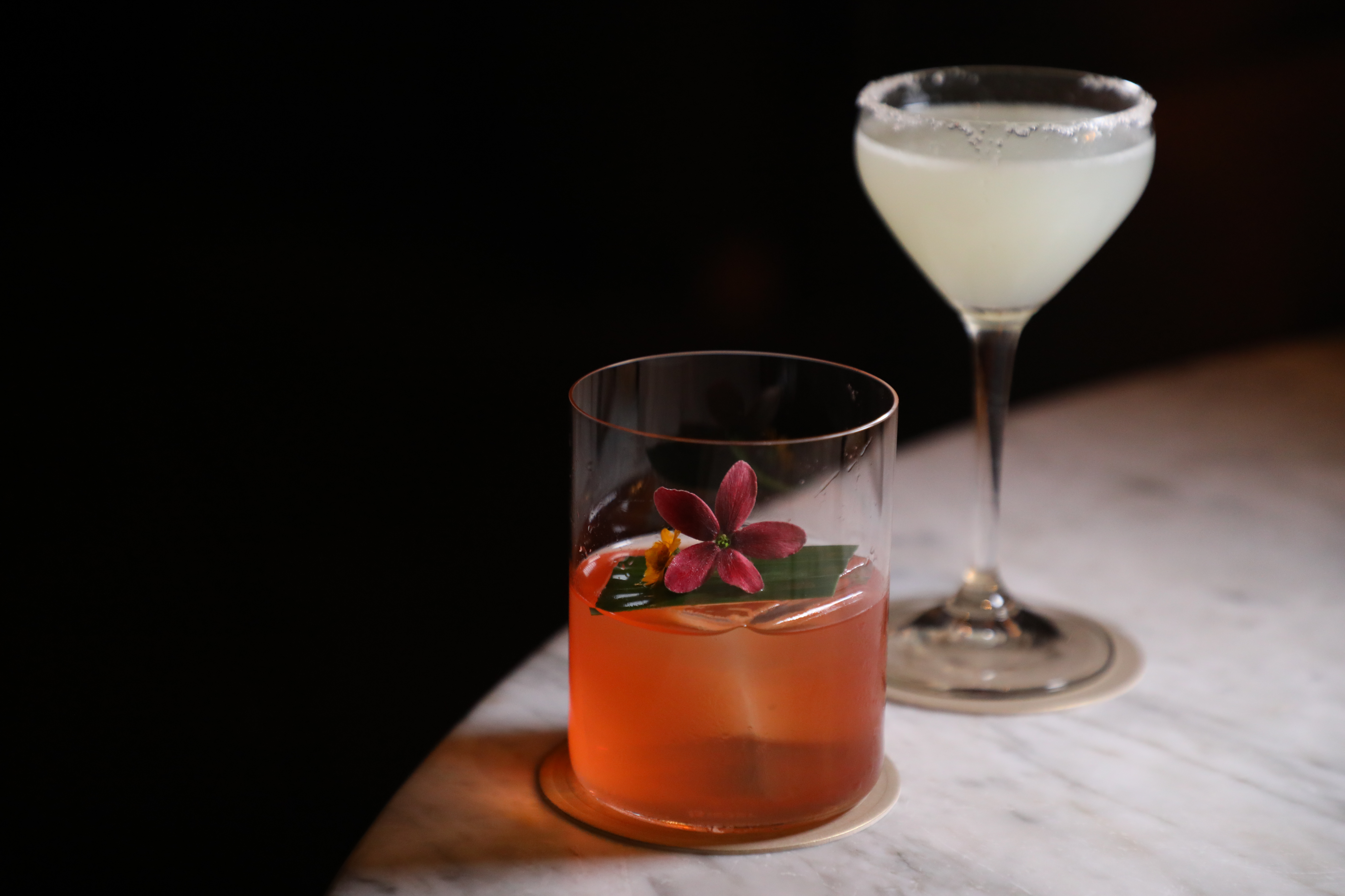「Mezcalita」(前,420泰銖/杯,約NT$371)是時下最新潮的梅茲卡爾調酒,後方則是柚子調酒「Tongerine & Yuzu」(後,160泰銖/杯,約NT$141)。