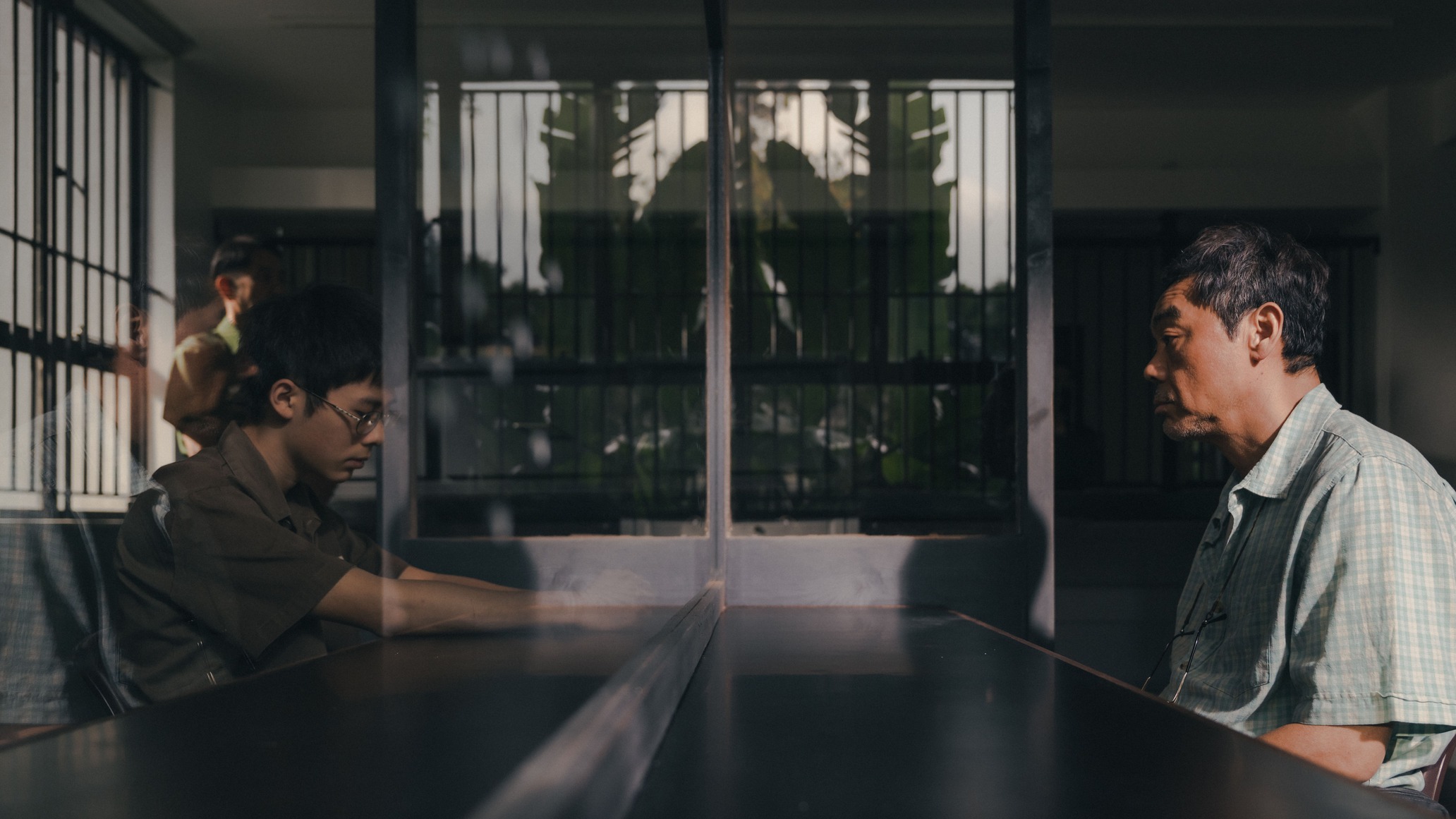 劉青雲（右）大讚飾演兒子的新演員蘇文濤（左）演得很好。（甲上提供）