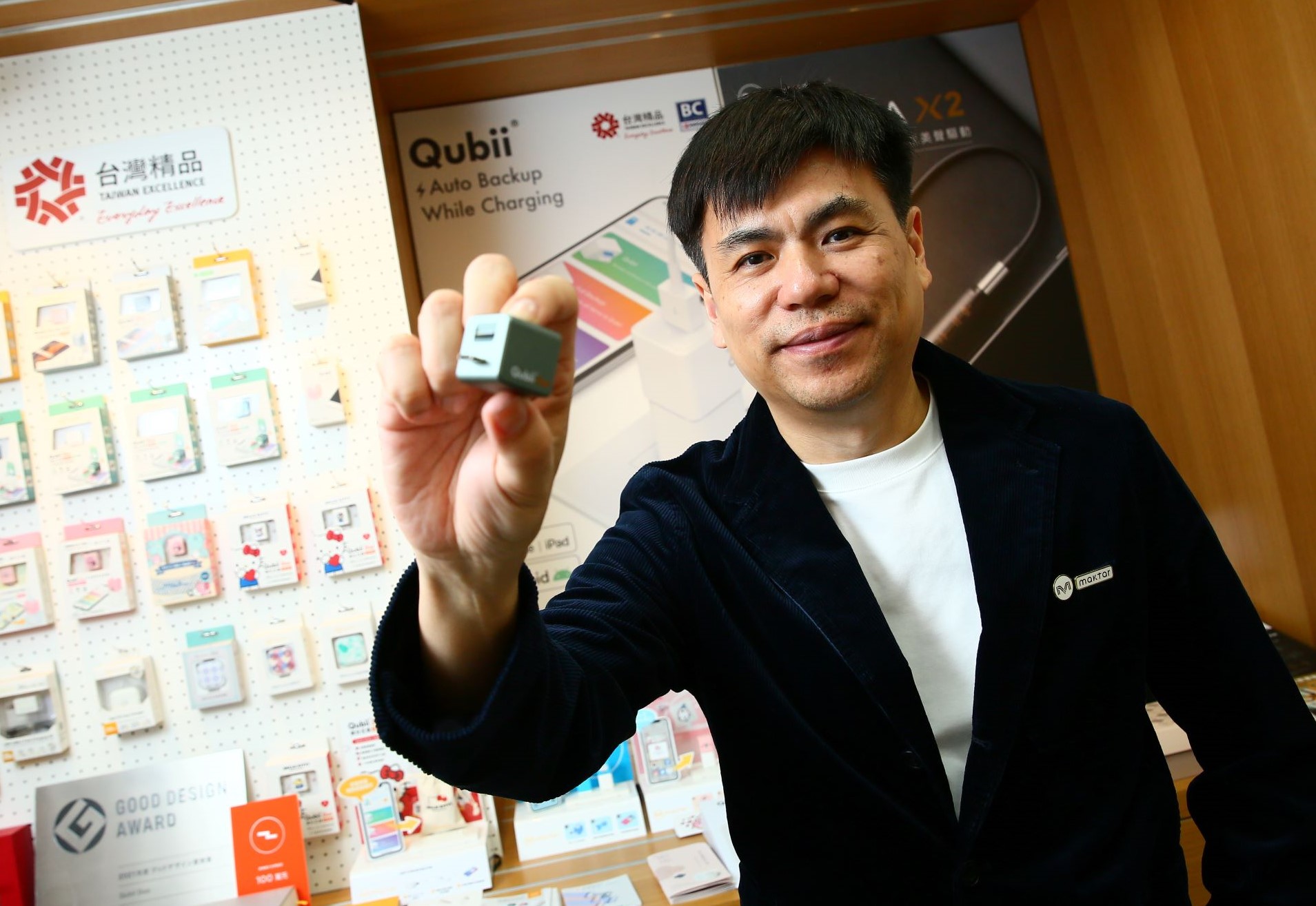 民傑資科創辦人陳良信是一位解決問題相當厲害的軟體工程師，當初為了讓蘋果手機寫日記時的照片隨時隨地能很方便備份下來，發明了iOS外接儲存裝置。 