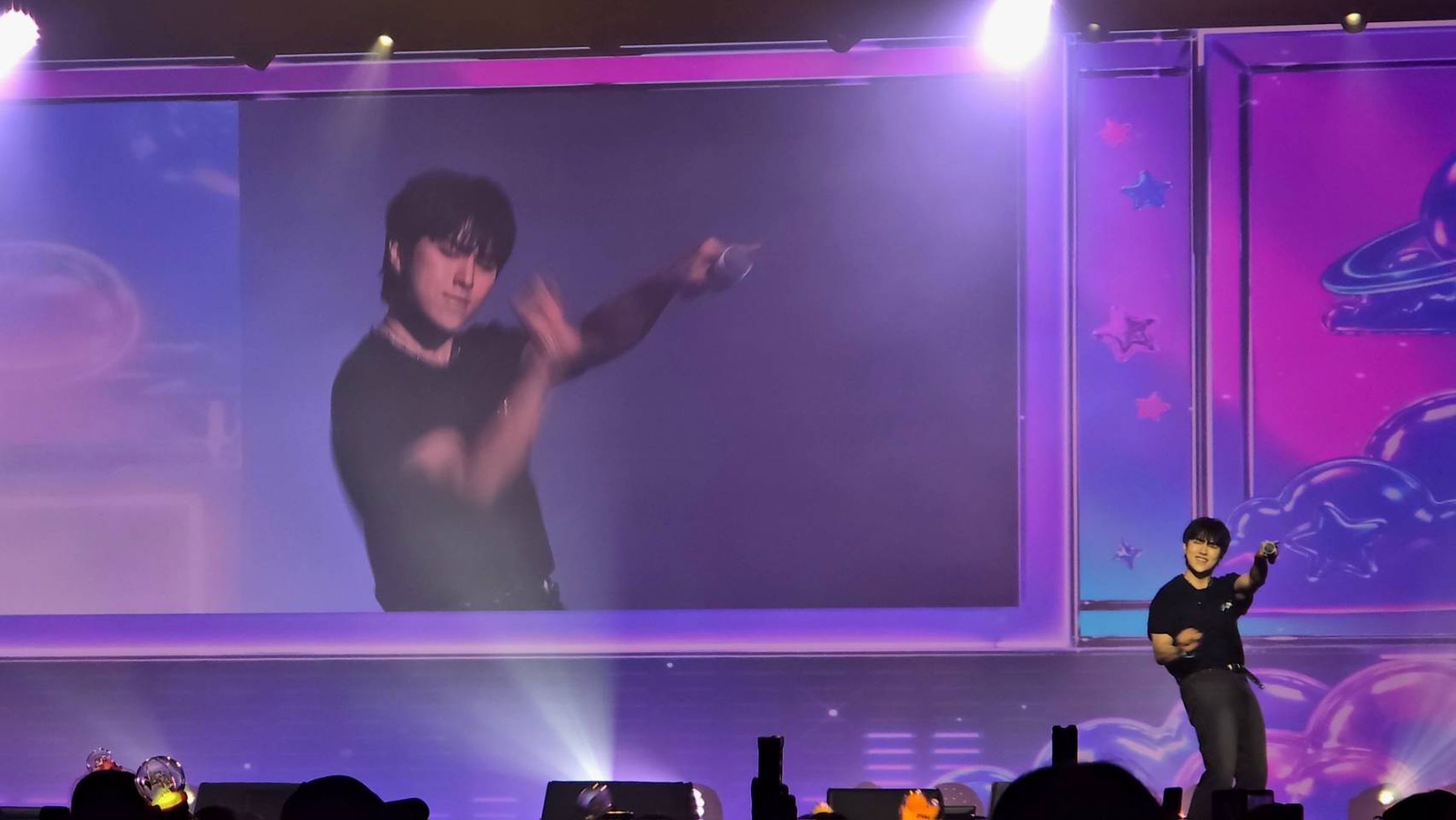 B1A4成員下台互動,燦多開玩笑說自己好像在開solo演唱會。(讀者提供)
