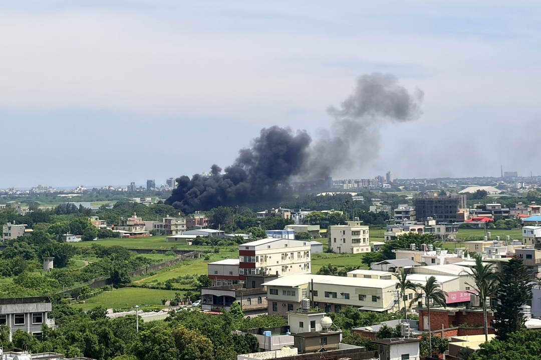 新竹空軍基地今日上午約10點發生爆炸火警，該處冒出濃濃黑煙。（翻攝自記者爆料網）