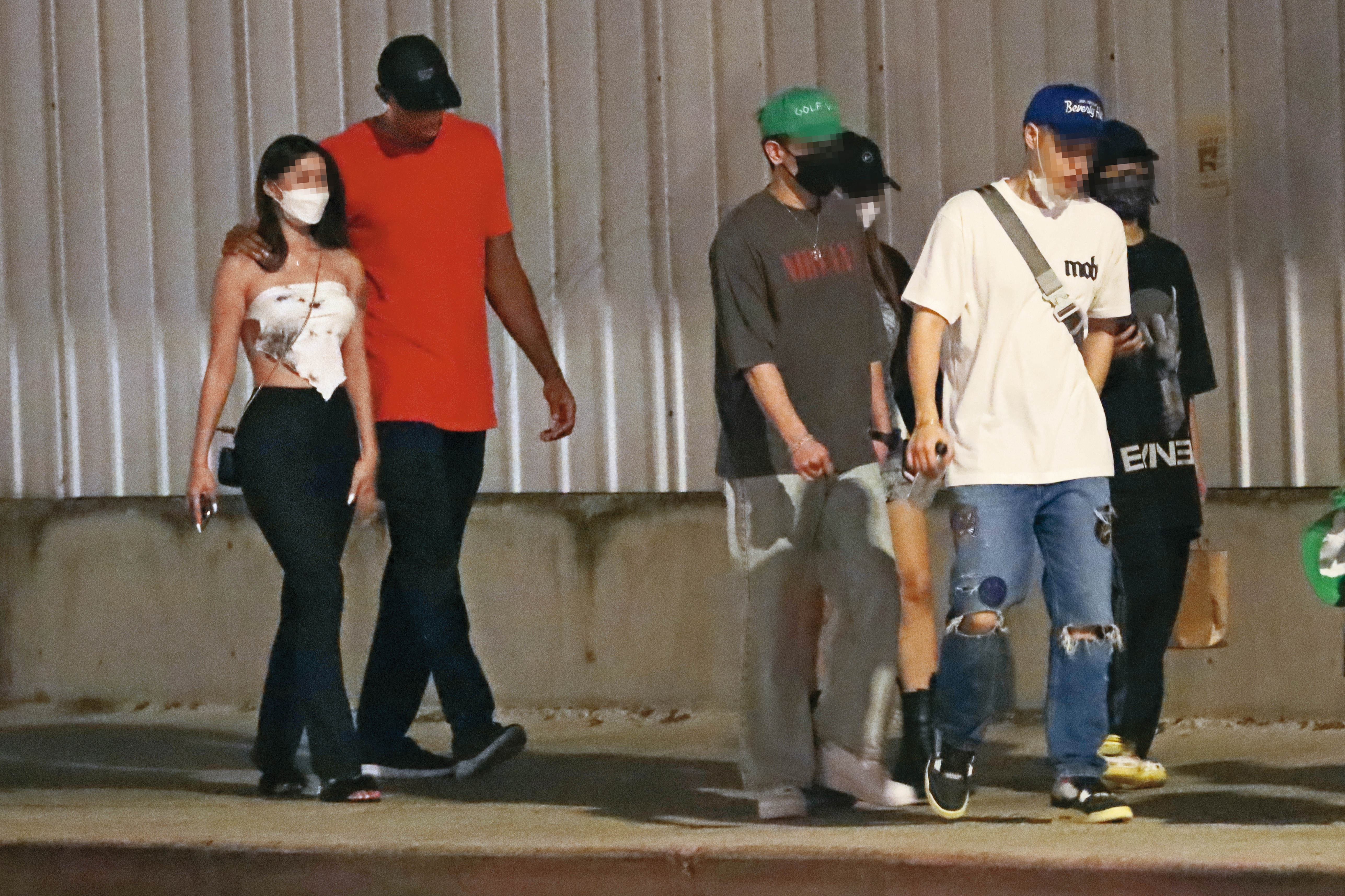 戴維斯(右)和女友人在街頭漫步,親暱地搭著對方的肩。